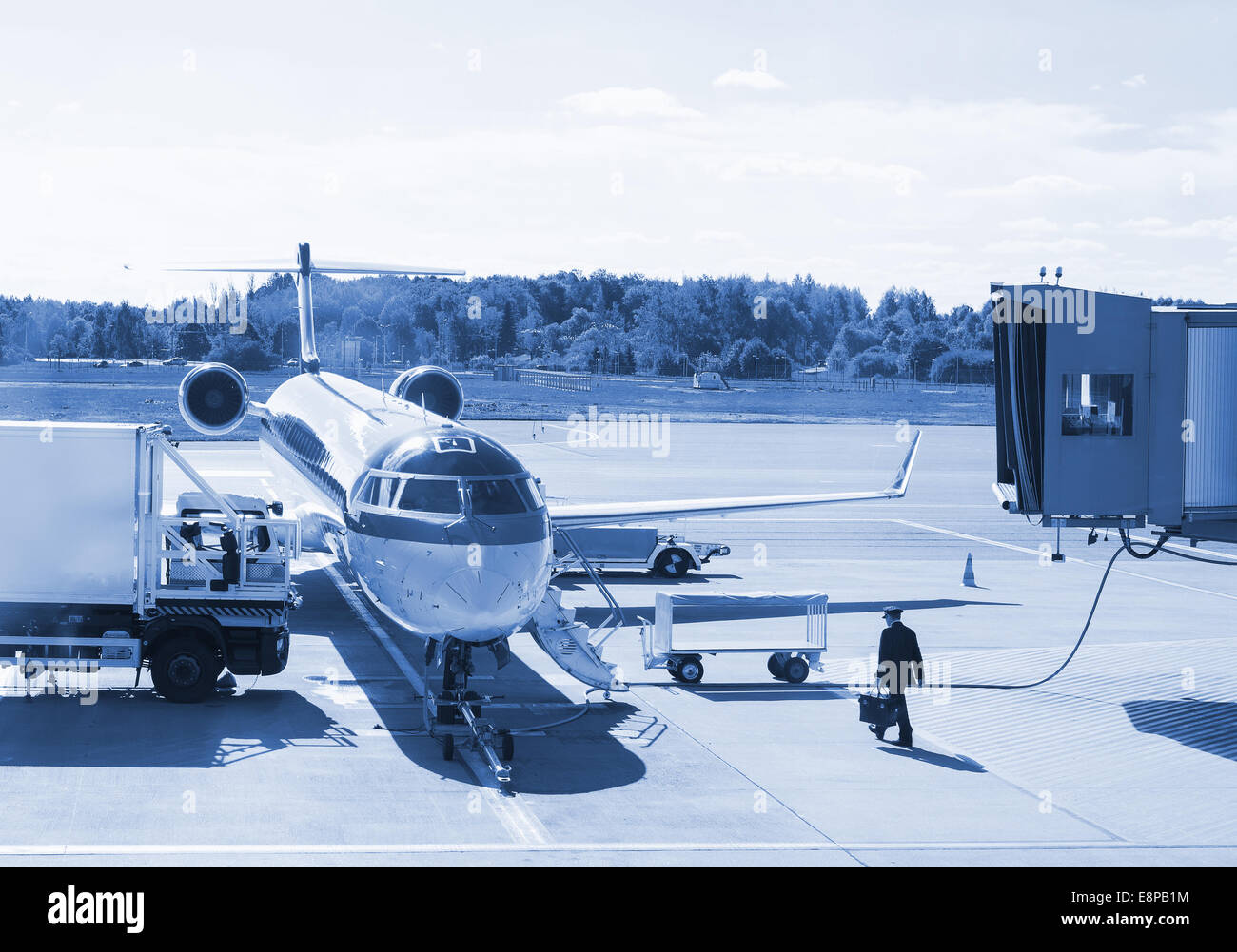 Maintenance avion de passagers dans l'aéroport avant le vol. Banque D'Images