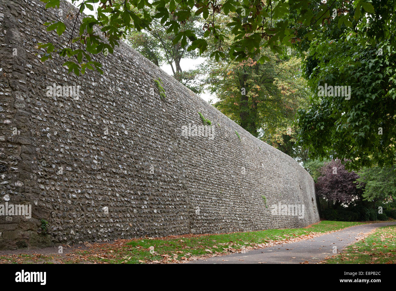 Les remparts de la ville romaine dans la région de Jubilee Gardens, Chichester, West Sussex Banque D'Images