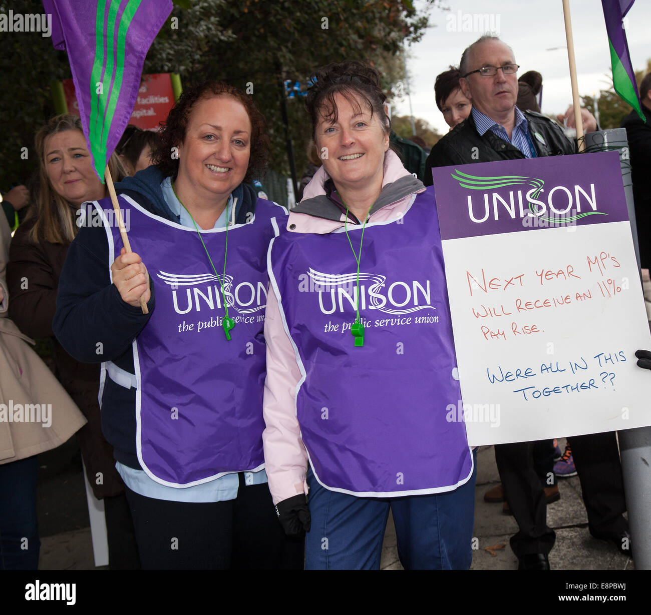 Manifestation NHS Unison à Kew, Southport, Merseyside, Royaume-Uni octobre 2014. Les infirmières du personnel, les chauffeurs ambulanciers et les sages-femmes se joignent à d'autres activistes de l'Union pour organiser une manifestation de protestation pendant quatre heures devant l'hôpital général de Southport contre les bas salaires. Banque D'Images