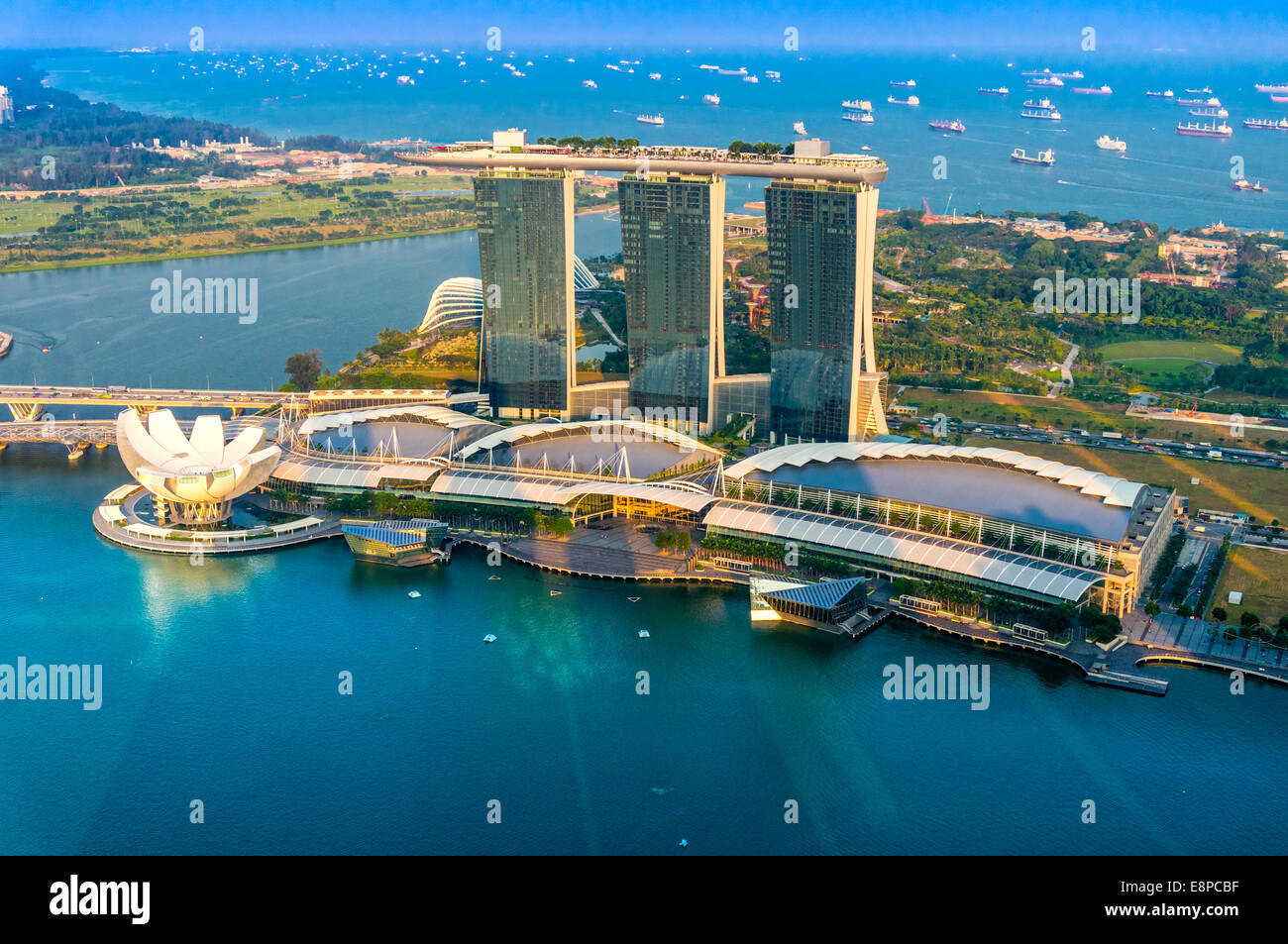 Singapour - le 21 mars : Le biliion 6,3 dollar (US) Marina Bay Sands Hotel domine le paysage à Marina Bay derrière l'Esplanade Banque D'Images