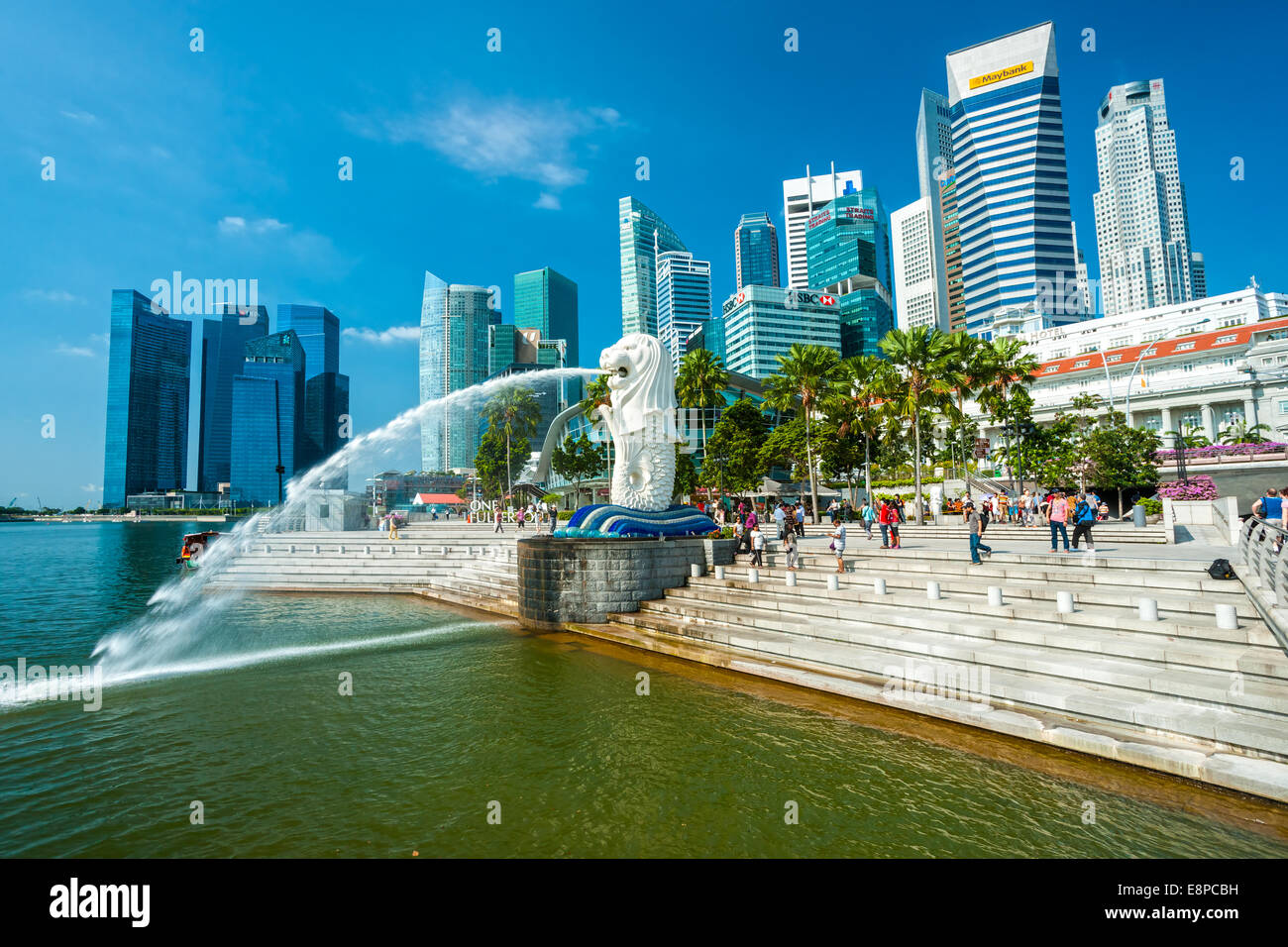 Singapour - 19 mars : le Merlion et le Marina Bay Sands Resort Hotel, présenté comme le plus cher du monde casino autonome p Banque D'Images