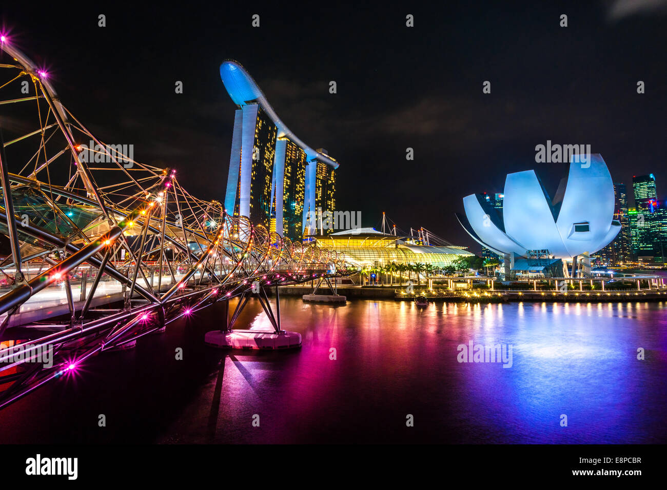 Singapour - le 21 mars : Le biliion 6,3 dollar (US) Marina Bay Sands Hotel domine le paysage à Marina Bay derrière l'Esplanade Banque D'Images