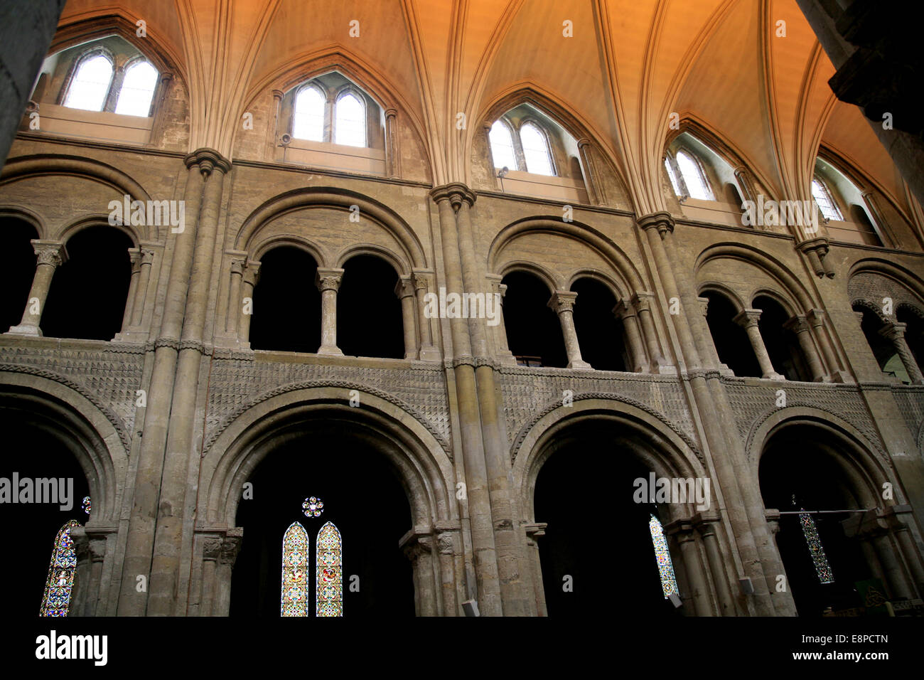 Le transept et la nef sont construites pour la plupart dans le style normand des colonnes et des arches arrondies dans l'église Priorale à Chri Banque D'Images