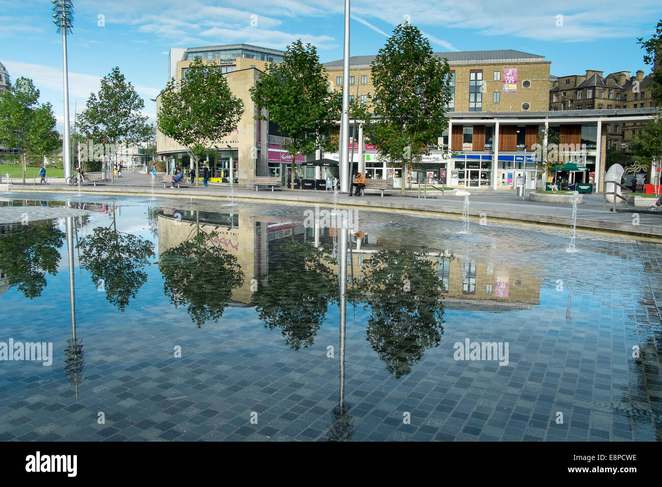 Bradford City Park est un espace public dans le centre de Bradford, West Yorkshire. Il est centré sur la catégorie que j'ai énuméré Bradford City Hall Banque D'Images