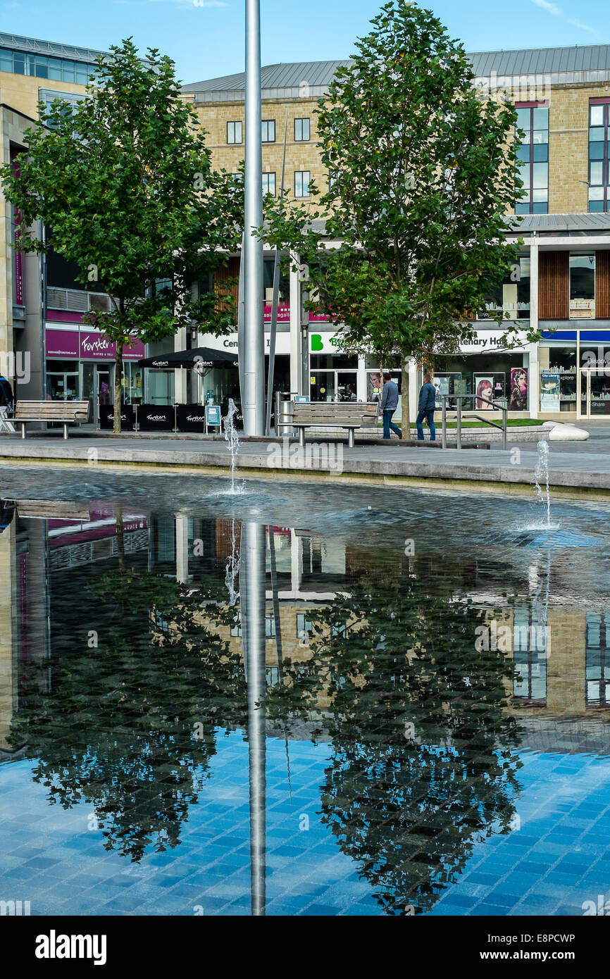 Bradford City Park est un espace public dans le centre de Bradford, West Yorkshire. Il est centré sur la catégorie que j'ai énuméré Bradford City Hall Banque D'Images