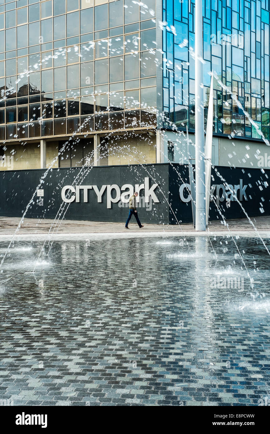 Bradford City Park est un espace public dans le centre de Bradford, West Yorkshire. Il est centré sur la catégorie que j'ai énuméré Bradford City Hall Banque D'Images