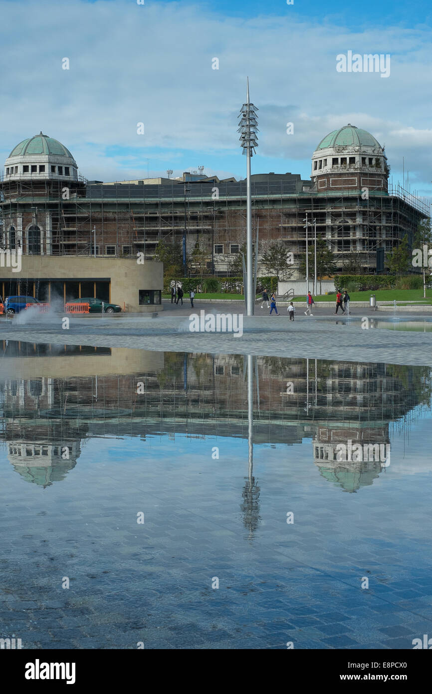 Bradford City Park est un espace public dans le centre de Bradford, West Yorkshire. Il est centré sur la catégorie que j'ai énuméré Bradford City Hall Banque D'Images
