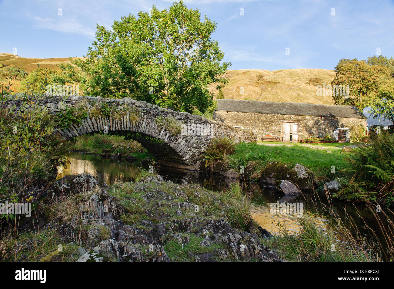 Vieux pont à cheval Watendlath, Borrowdale, Parc National de Lake District, Cumbria, Angleterre, Royaume-Uni Banque D'Images