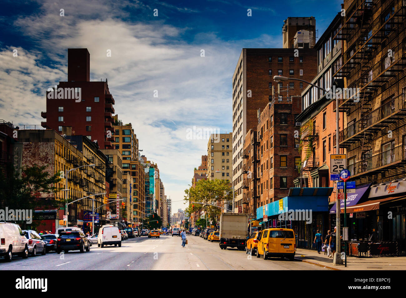 La 7e Avenue, vu à partir de la 23e rue à Manhattan, New York. Banque D'Images