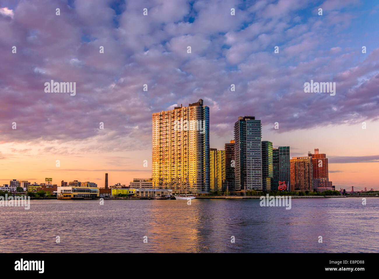 La ville de Long Island au lever du soleil, vu de Roosevelt Island, New York. Banque D'Images