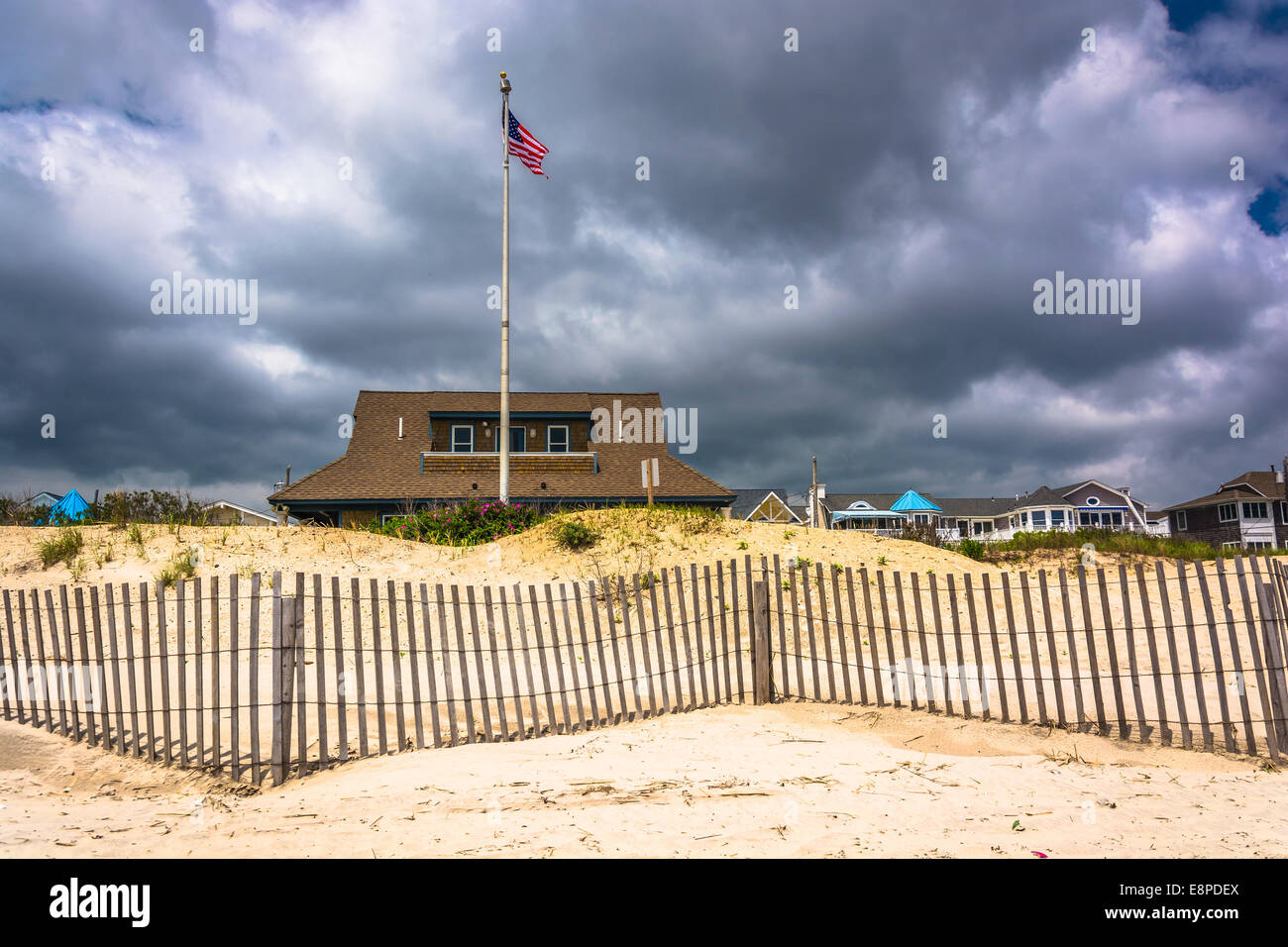 Dunes de sable et maisons de Ocean City, New Jersey. Banque D'Images
