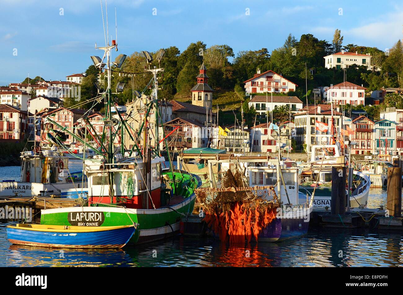 La France, Pays Basque, Pyrénées Atlantiques, le golfe de Gascogne, coeur de village de l'arrière-plan et des bateaux de pêche dans l'avant-plan Banque D'Images
