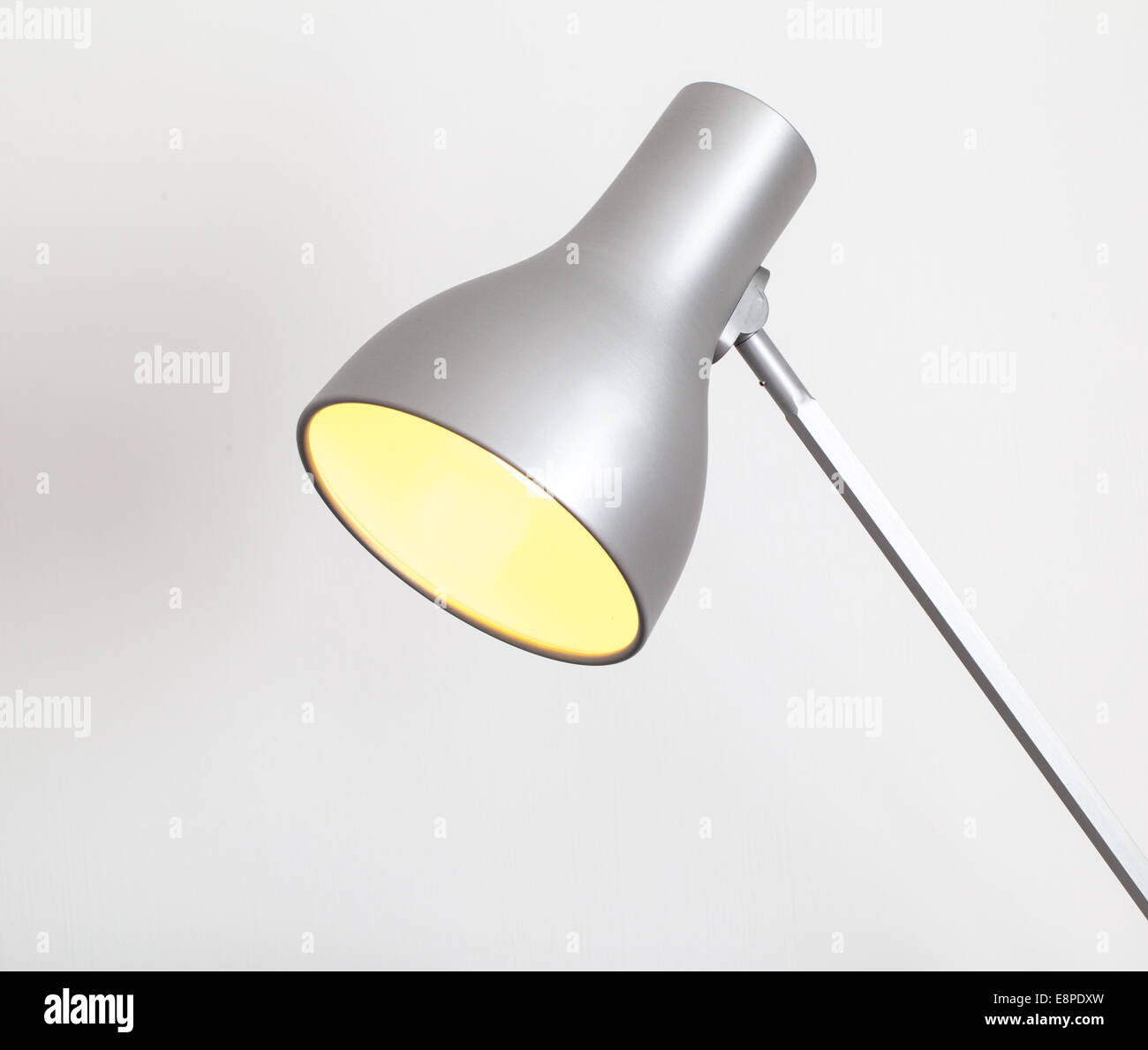 Lampe avec ampoule à économie d'énergie allumé Banque D'Images