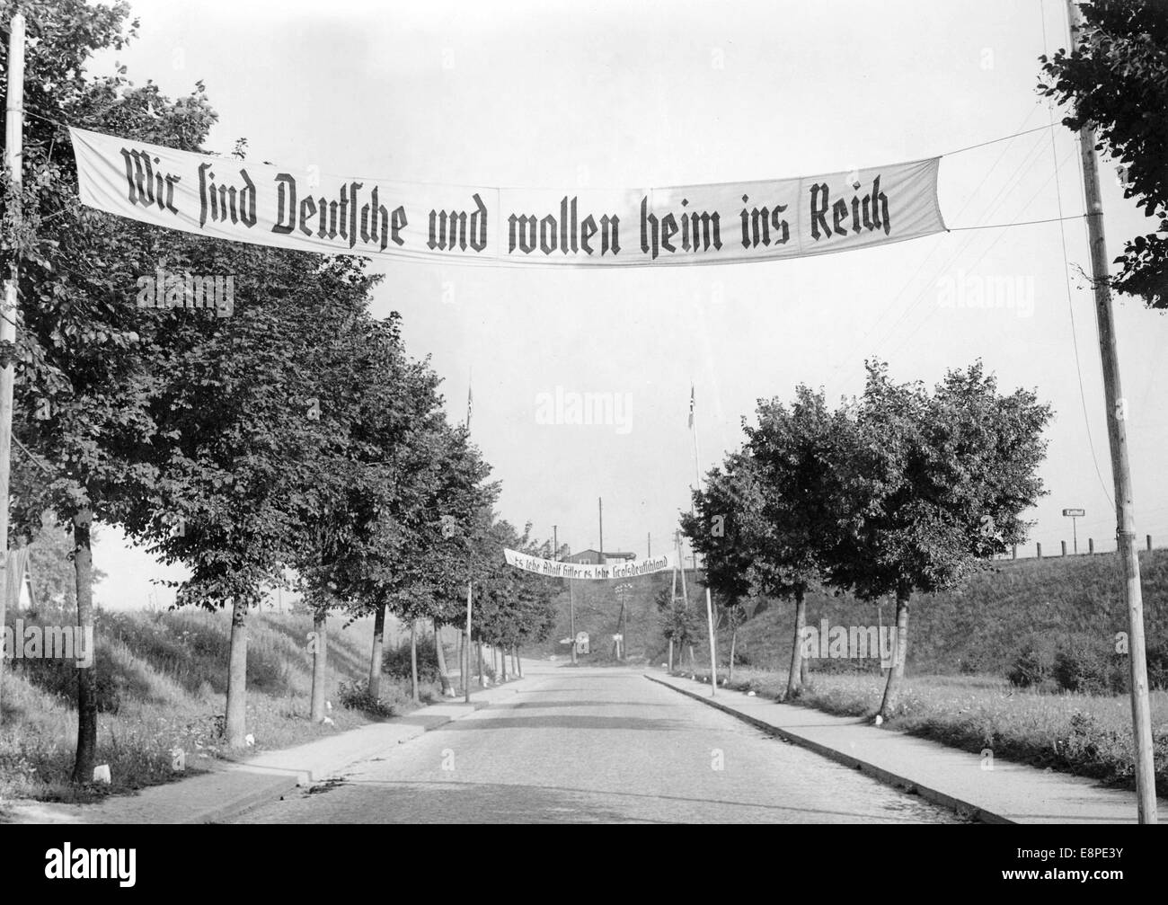 Les images de propagande nazie montrent des bannières nazies lisant "nous sommes allemands et nous n'allons pas rentrer chez nous au Reich" et "vive Adolf Hitler, vive la Grande Allemagne" dans l'État libre de Danzig, gouverné par les nazis, août 1939. Après l'attaque illégale contre la Pologne par l'Allemagne à 01 septembre 1939, Danzig a rejoint le troisième Reich le même jour. Fotoarchiv für Zeitgeschichtee - PAS DE SERVICE DE FIL Banque D'Images