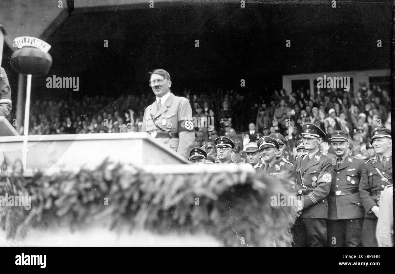Rallye de Nuremberg 1933 à Nuremberg, Allemagne - Adolf Hitler sur la plate-forme de l'orateur des lieux de rassemblement du parti nazi. (Défauts de qualité dus à la copie historique de l'image) Fotoarchiv für Zeitgeschichtee - PAS DE SERVICE DE FIL - Banque D'Images