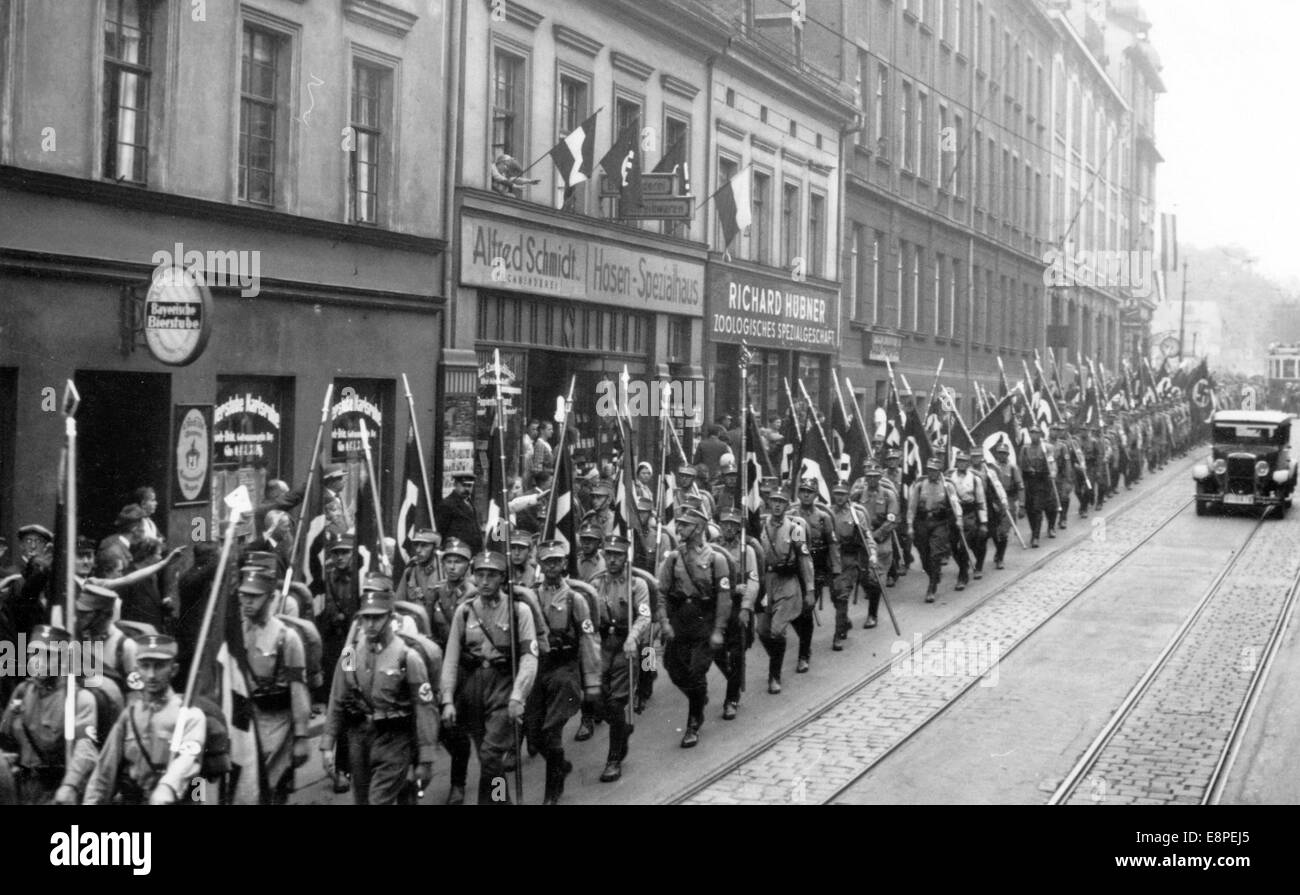Rallye de Nuremberg 1933 à Nuremberg, Allemagne - les membres de la sa (Sturmabteilung) défilent dans les rues de Nuremberg. (Défauts de qualité dus à la copie historique de l'image) Fotoarchiv für Zeitgeschichtee - PAS DE SERVICE DE FIL - Banque D'Images