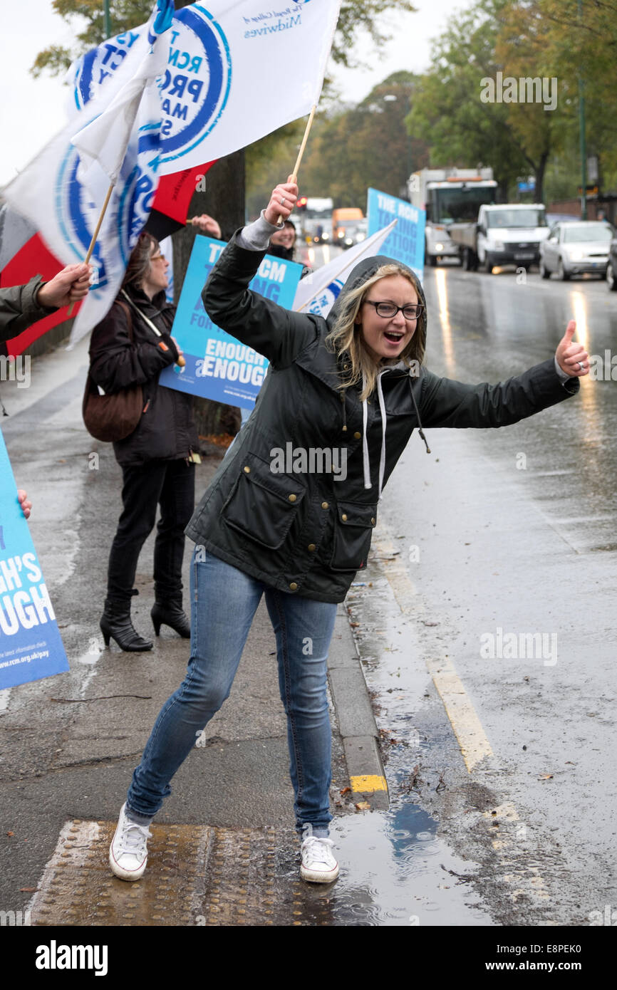 Nottingham, Royaume-Uni. 13 octobre, 2014. Grève : Les travailleurs du NHS, sages-femmes, infirmières et ambulanciers qui protestaient devant l'hôpital de la ville sur la route de Hucknall ce matin entre (07.00-11 h ).Ils demandent une rémunération équitable après des années de modération salariale. Beaucoup d'appui d'automobiliste. Credit : IFIMAGE/Alamy Live News Banque D'Images
