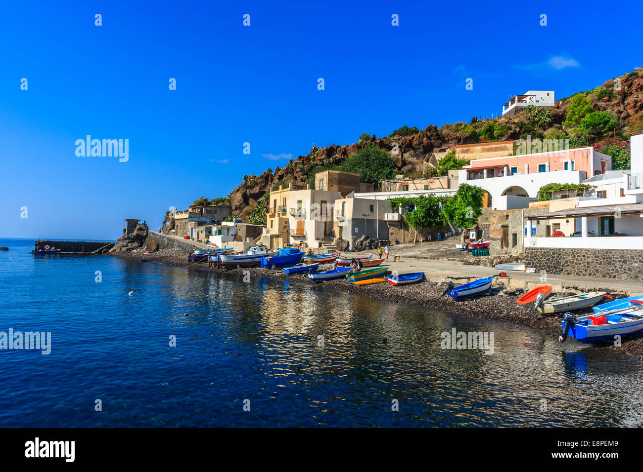 Bateaux de pêche sur la plage à Alicudi Banque D'Images