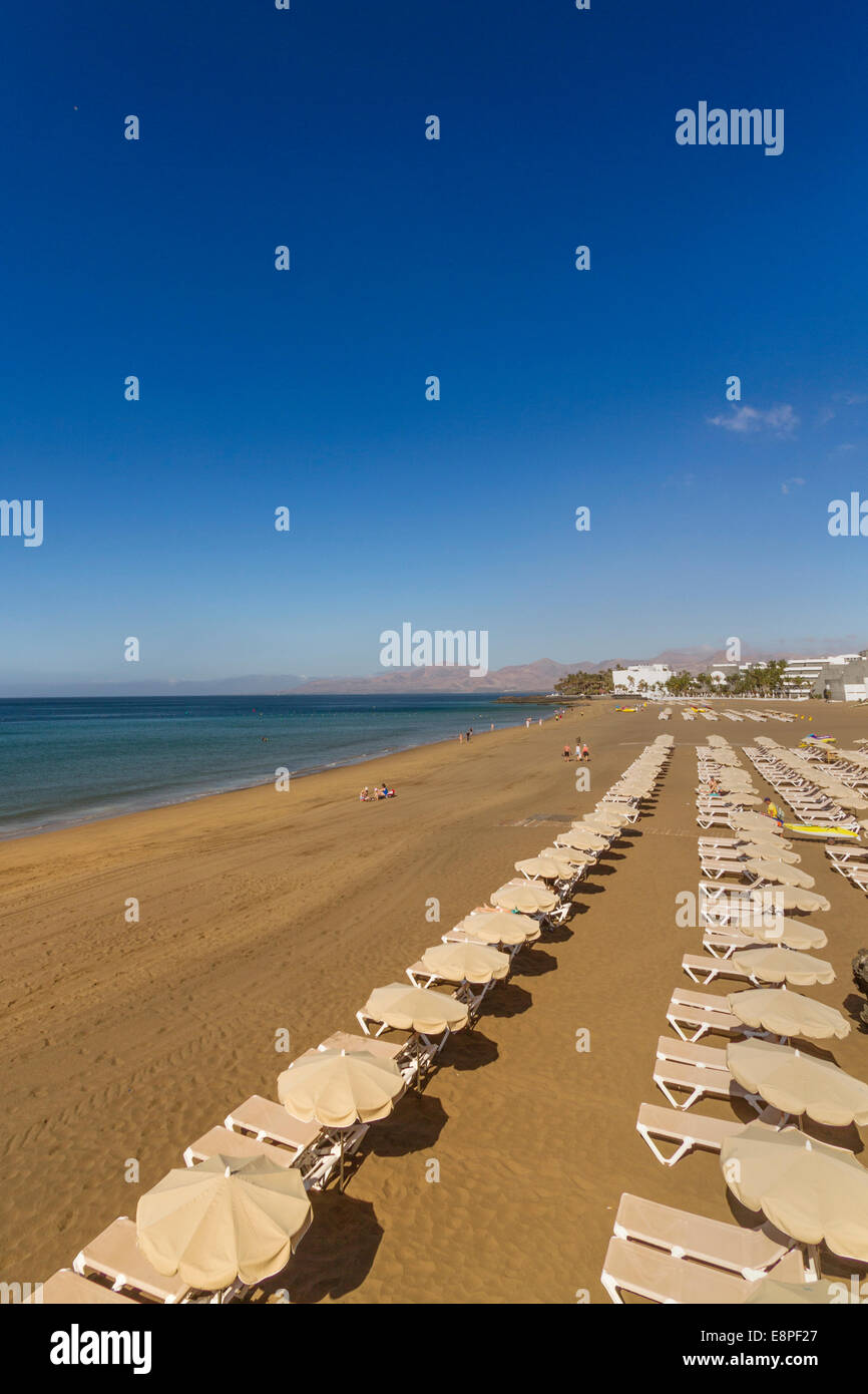 Puerto del Carmen à Lanzarote : plage Playa Grande Banque D'Images