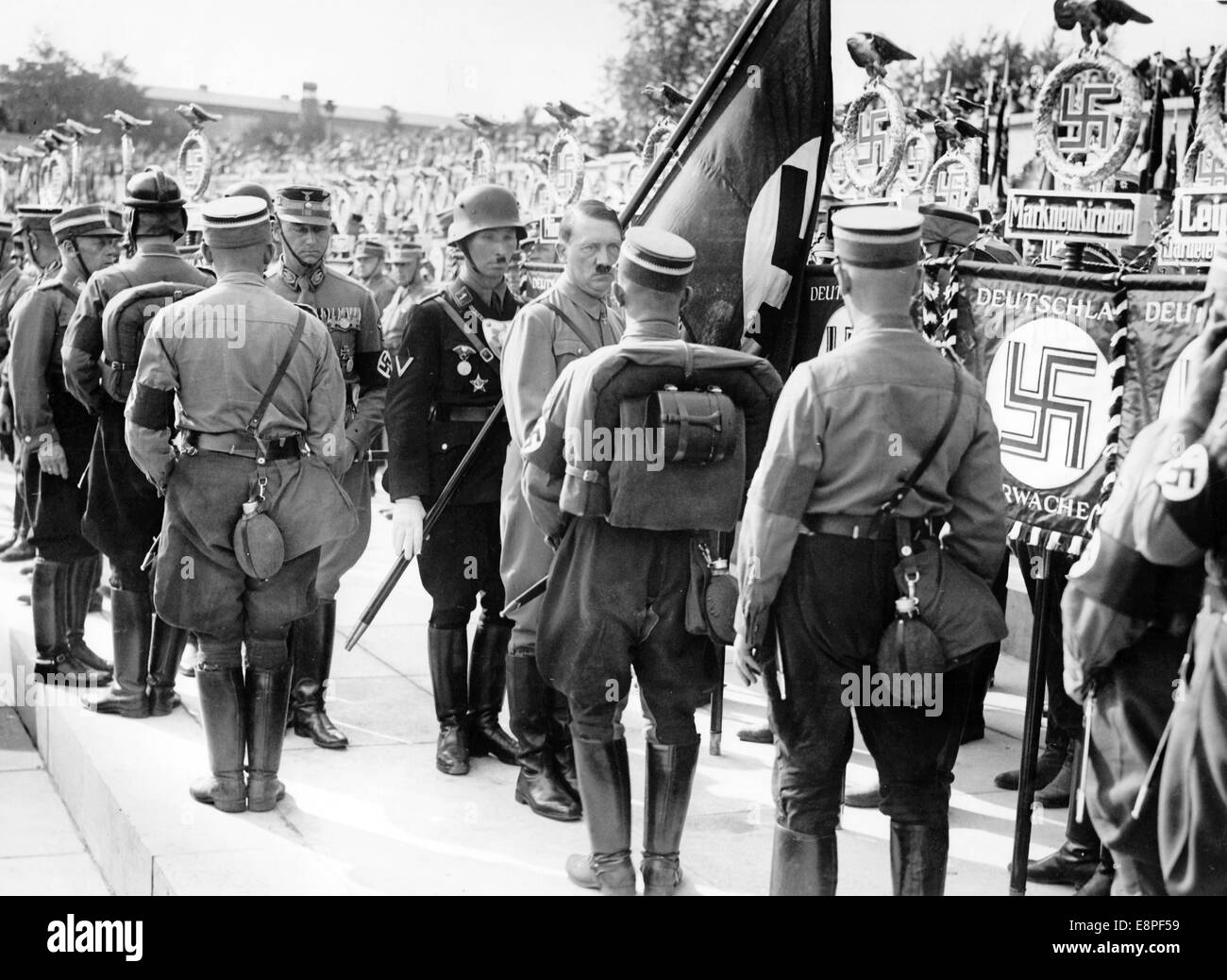 Rallye de Nuremberg 1934 à Nuremberg, Allemagne - déploiement des membres de la sa (Sturmabteilung) et de la SS (Schutzstaffel) lors de la consécration avec le 'drapeau de sang' le 09 septembre 1934. De nouvelles bannières des unités sa et SS ont été consacrées avec le 'drapeau de sang' (derrière Hitler), qui aurait été porté pendant le Putsch Beer Hall. Derrière le 'drapeau du sang': commandant de la sa, Viktor Lutze. (Défauts de qualité dus à la copie historique de l'image) Fotoarchiv für Zeitgeschichtee - PAS DE SERVICE DE FIL - Banque D'Images