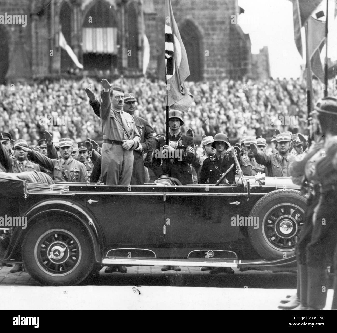 Rallye de Nuremberg 1933 à Nuremberg, Allemagne - Adolf Hitler passe en revue un défilé de la sa (Sturmabteilung). (Défauts de qualité dus à la copie historique de l'image) Fotoarchiv für Zeitgeschichtee - PAS DE SERVICE DE FIL - Banque D'Images