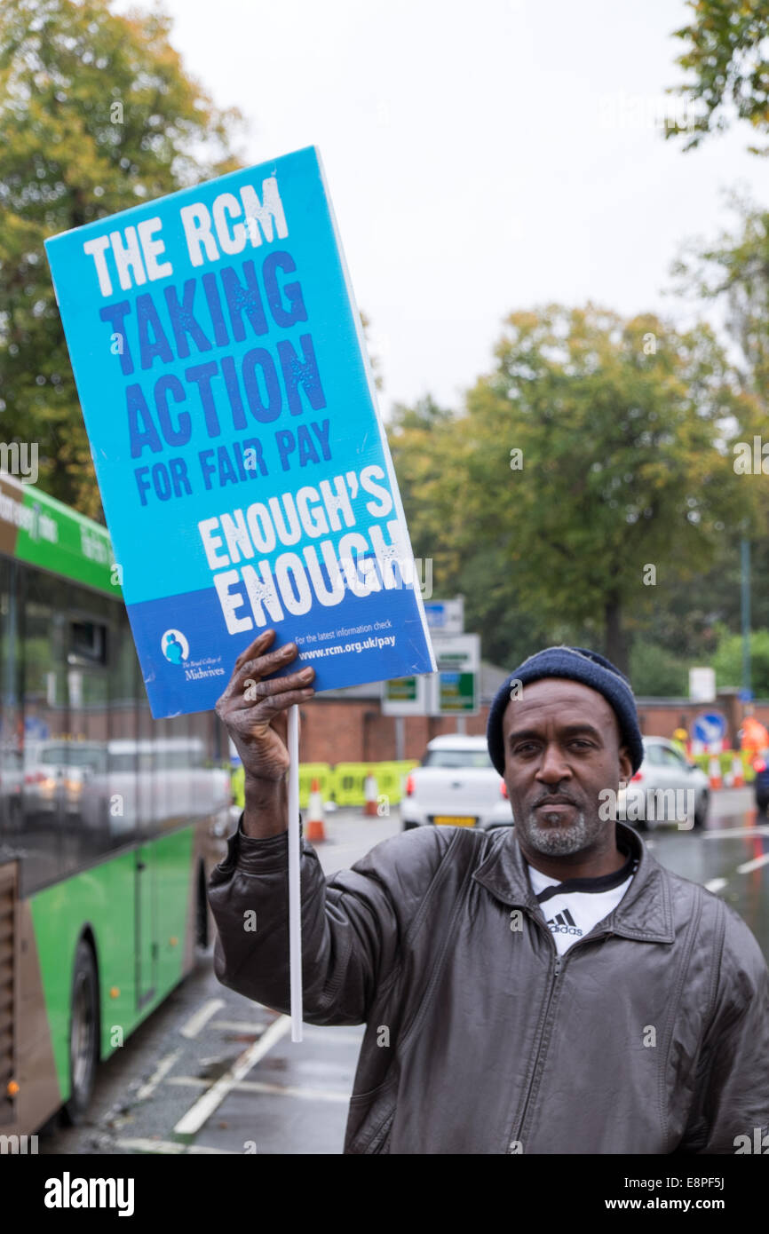 Nottingham, Royaume-Uni. 13 octobre, 2014. Grève : Les travailleurs du NHS, sages-femmes, infirmières et ambulanciers qui protestaient devant l'hôpital de la ville sur la route de Hucknall ce matin entre (07.00-11 h ).Ils demandent une rémunération équitable après des années de modération salariale. Beaucoup d'appui d'automobiliste. Credit : IFIMAGE/Alamy Live News Banque D'Images