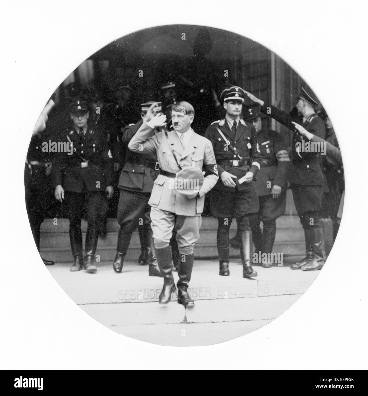 Rallye de Nuremberg 1933 à Nuremberg, Allemagne - Adolf Hitler et son entourage quittent le congrès du parti au Luitpold Hall, sur les lieux de rassemblement du parti nazi. À droite d'Hitler : le ministre Reich Rudolf Hess. (Défauts de qualité dus à la copie historique de l'image) Fotoarchiv für Zeitgeschichtee - PAS DE SERVICE DE FIL - Banque D'Images