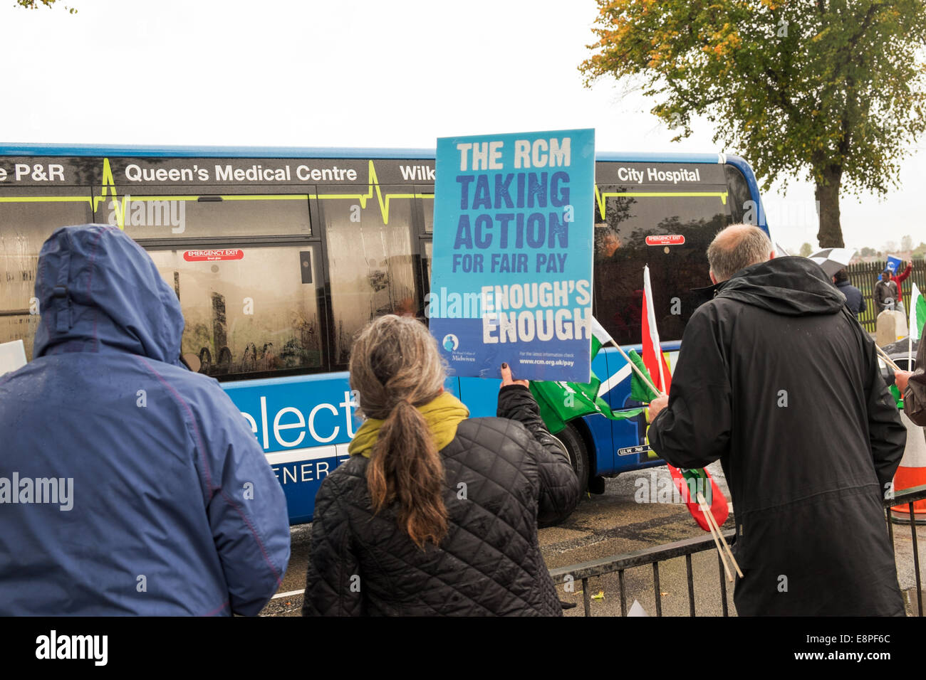 Nottingham, Royaume-Uni. 13 octobre, 2014. Grève : Les travailleurs du NHS, sages-femmes, infirmières et ambulanciers qui protestaient devant l'hôpital de la ville sur la route de Hucknall ce matin entre (07.00-11 h ).Ils demandent une rémunération équitable après des années de modération salariale. Beaucoup d'appui d'automobiliste. Credit : IFIMAGE/Alamy Live News Banque D'Images