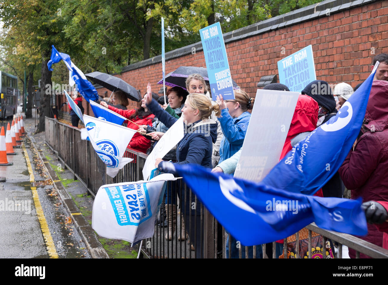 Nottingham, Royaume-Uni. 13 octobre, 2014. Grève : Les travailleurs du NHS, sages-femmes, infirmières et ambulanciers qui protestaient devant l'hôpital de la ville sur la route de Hucknall ce matin entre (07.00-11 h ).Ils demandent une rémunération équitable après des années de modération salariale. Beaucoup d'appui d'automobiliste. Credit : IFIMAGE/Alamy Live News Banque D'Images