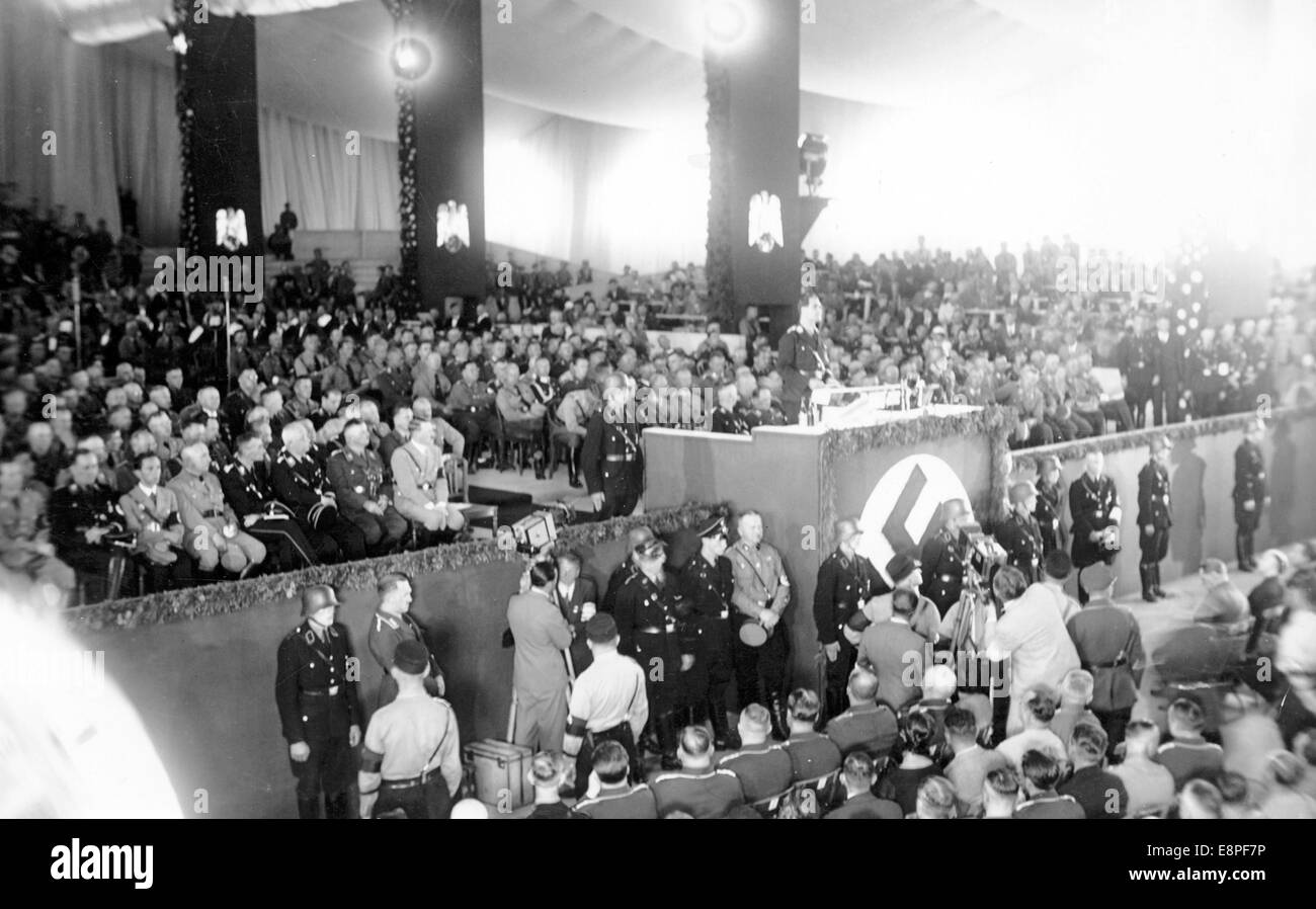 Rallye de Nuremberg 1933 à Nuremberg, Allemagne - ouverture du congrès du parti le ministre Reich Rudolf Hess au Luitpold Hall, sur les lieux de rassemblement du parti nazi. Derrière à gauche dans la première rangée: Adolf Hitler. (Défauts de qualité dus à la copie historique de l'image) Fotoarchiv für Zeitgeschichtee - PAS DE SERVICE DE FIL - Banque D'Images