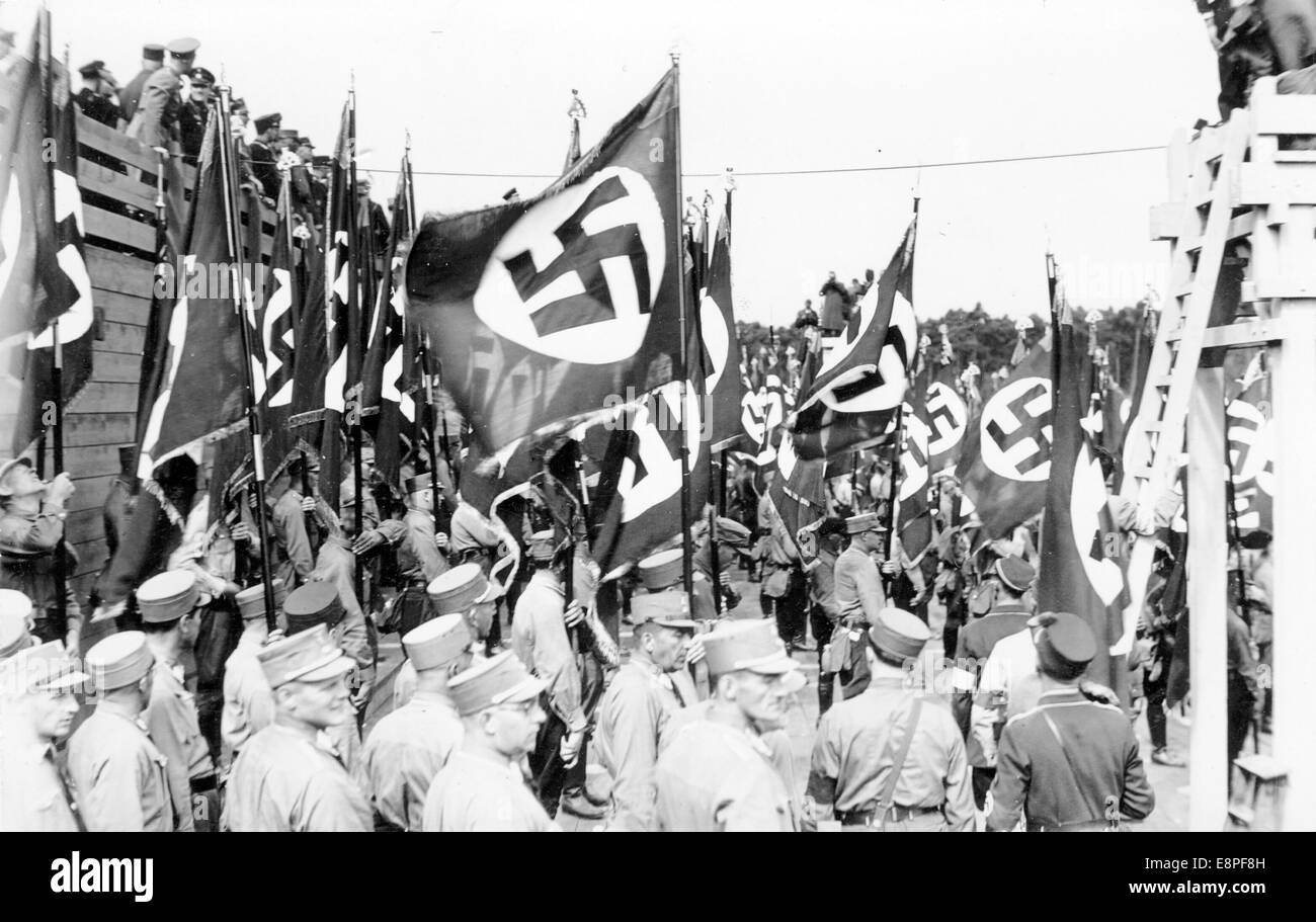 Rallye de Nuremberg 1933 à Nuremberg, Allemagne - membres de la sa (Sturmabteilung) sur les lieux de rassemblement du parti nazi. (Défauts de qualité dus à la copie historique de l'image) Fotoarchiv für Zeitgeschichtee - PAS DE SERVICE DE FIL - Banque D'Images
