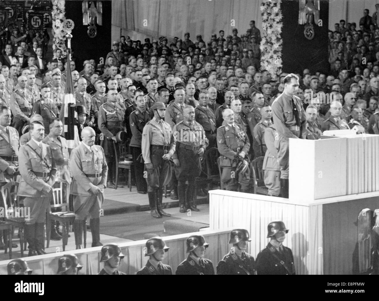 Rallye de Nuremberg 1934 à Nuremberg, Allemagne - ouverture du congrès du parti par le ministre Reich Rudolf Hess au Luitpold Hall, sur les lieux de rassemblement du parti nazi. Première rangée L: Julius Streicher et Adolf Hitler. (Défauts de qualité dus à la copie historique de l'image) Fotoarchiv für Zeitgeschichtee - PAS DE SERVICE DE FIL - Banque D'Images