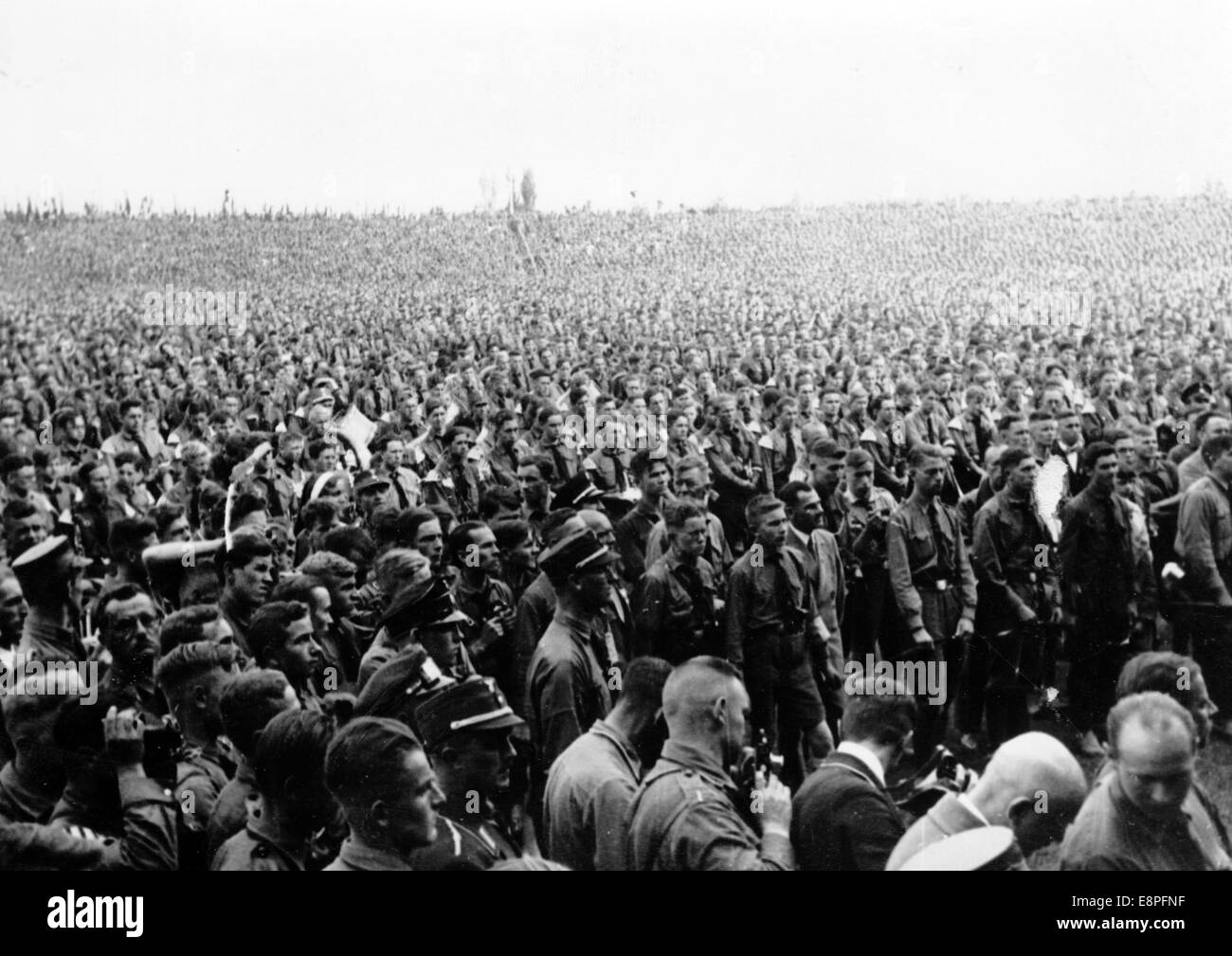 Rallye de Nuremberg 1933 à Nuremberg, Allemagne - des foules de gens sur les lieux de rassemblement du parti nazi. (Défauts de qualité dus à la copie historique de l'image) Fotoarchiv für Zeitgeschichtee - PAS DE SERVICE DE FIL - Banque D'Images