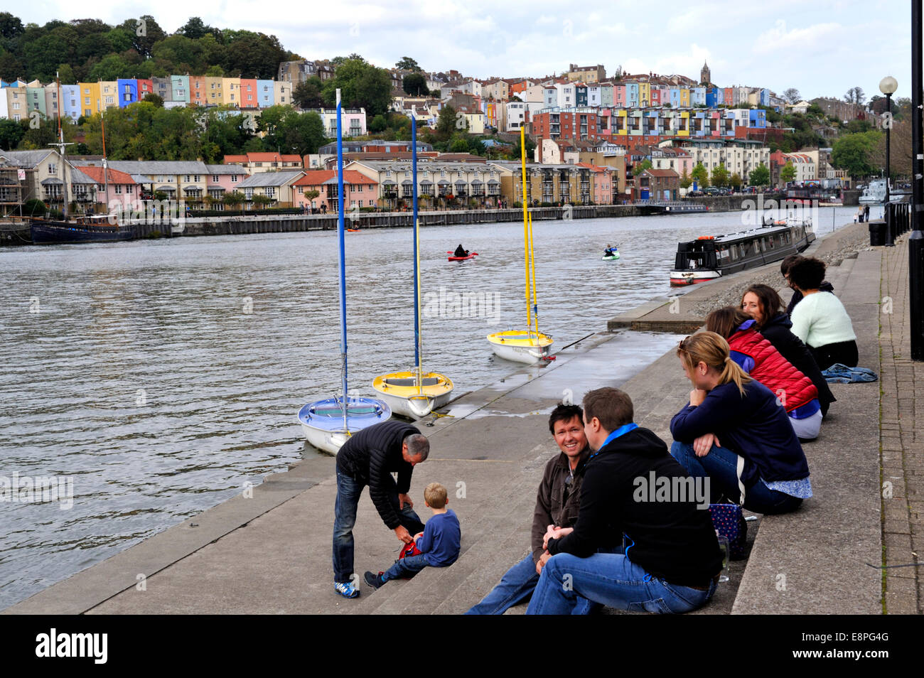 Les gens assis sur quai de détente à l'avant du Cottage Inn Bristol City Docks fi de port. Je bois de condensats chauds et Clifton Banque D'Images