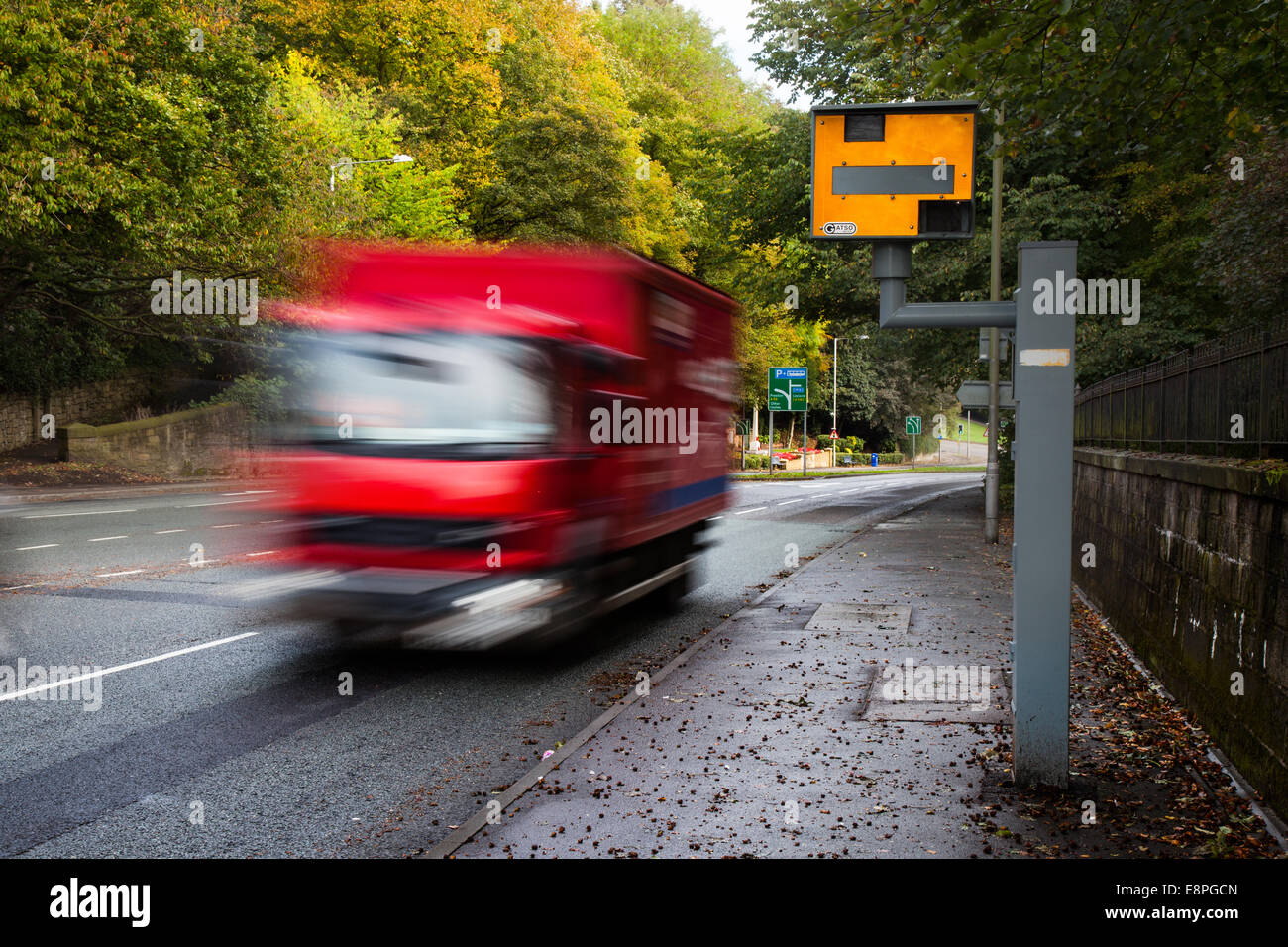 Circulation floue en mouvement ; véhicules routiers en vitesse passant Gatso Meter, caméra de vitesse de circulation, centre-ville Penwortham, Preston, Lancashire, ROYAUME-UNI Banque D'Images