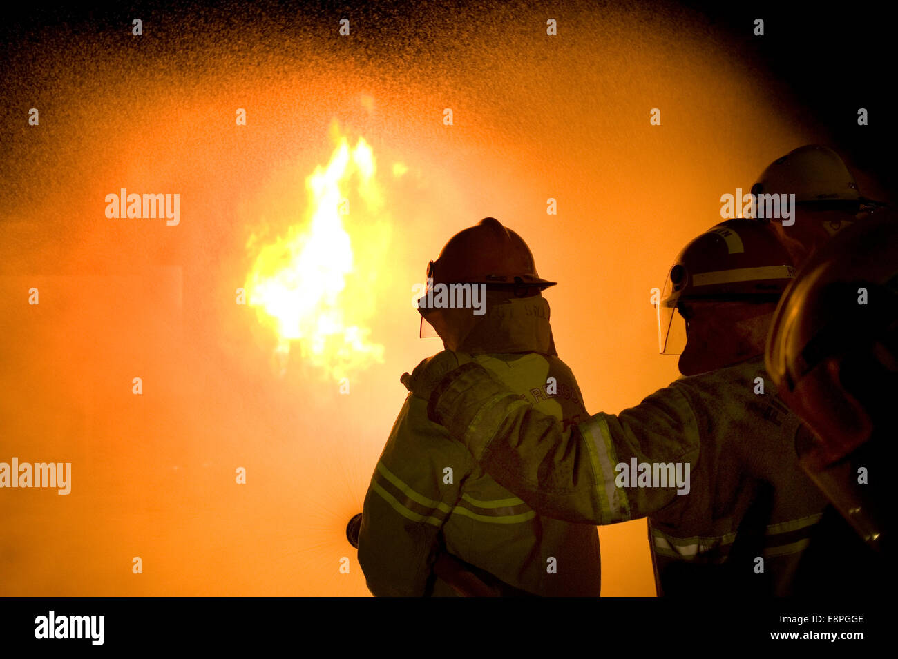 Les pompiers s'attaquent à un feu de gaz Banque D'Images