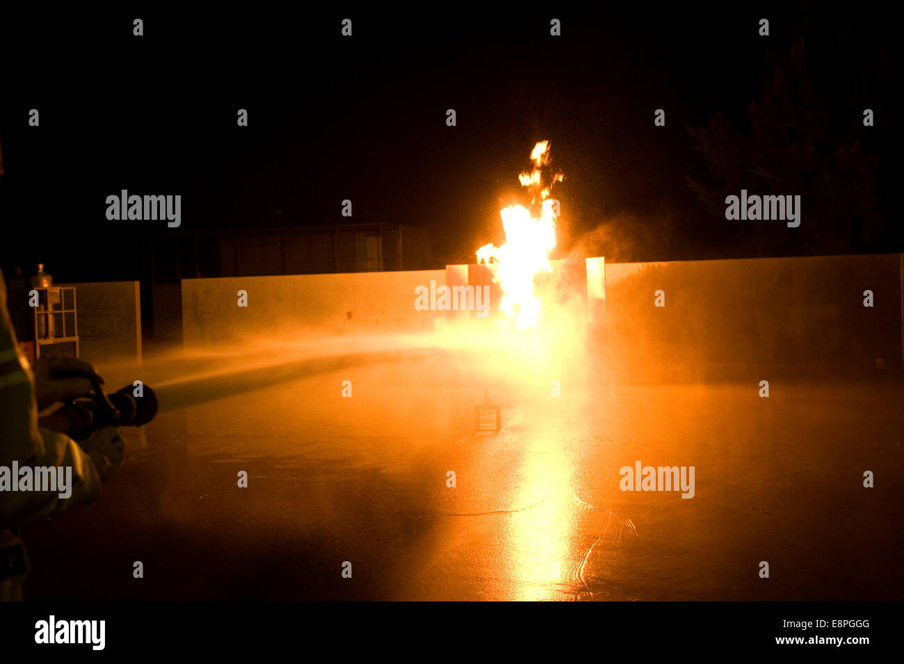 Les pompiers s'attaquent à un feu de gaz Banque D'Images