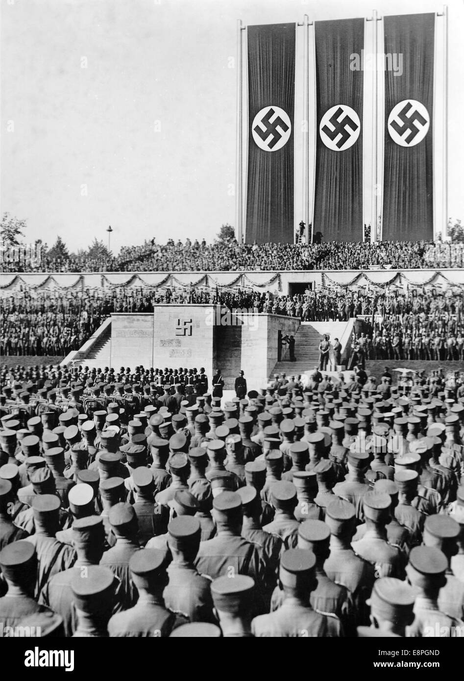 Rallye de Nuremberg 1936 à Nuremberg, Allemagne - appel de la Sturmabteilung (sa) sur Zeppelin Field au lieu de rassemblement du parti nazi devant Adolf Hitler. (Défauts de qualité dus à la copie historique de l'image) Fotoarchiv für Zeitgeschichtee - PAS DE SERVICE DE FIL - Banque D'Images