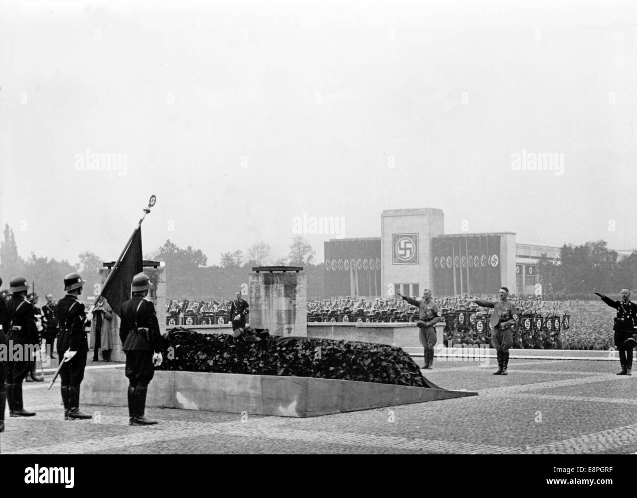 Rallye 1937 de Nuremberg à Nuremberg, Allemagne - parti Nazi rally - Adolf Hitler, commandant de la Sturmabteilung (SA) Viktor Lutze (L) et du Reichsfuehrer Schutzstaffel (SS) Heinrich Himmler (R) assister à la commémoration du "héros", qui est tombé dans l'échec du putsch de la brasserie en 1923, en face du Hall d'Honneur" au cours de l'appel de la Sturmabteilung (SA), la Schutzstaffel (SS), National Socialist Motor Corps (NSKK) et National-socialiste (NSFK Corps Flyers). Luitpold Hall, qui a été rénové à partir de 1933 jusqu'à 1935, l'on voit dans l'arrière-plan. (Défauts de qualité due à l'hist Banque D'Images