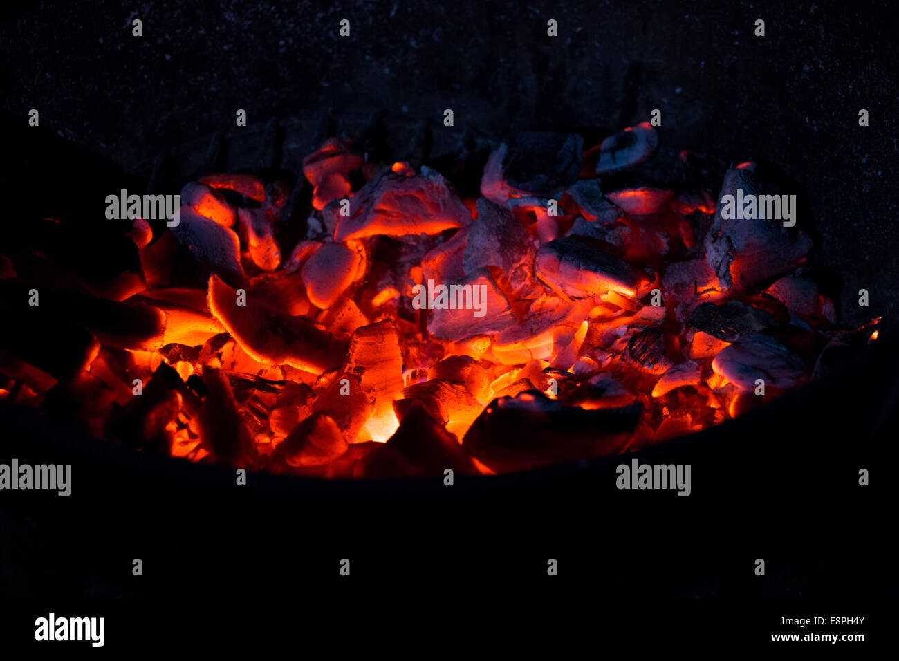 Le charbon de bois brûlant dans l'obscurité, à l'extérieur Banque D'Images