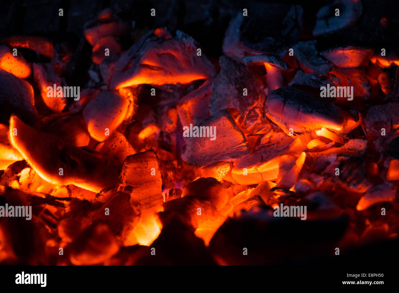 Le charbon de bois brûlant dans l'obscurité, à l'extérieur Banque D'Images