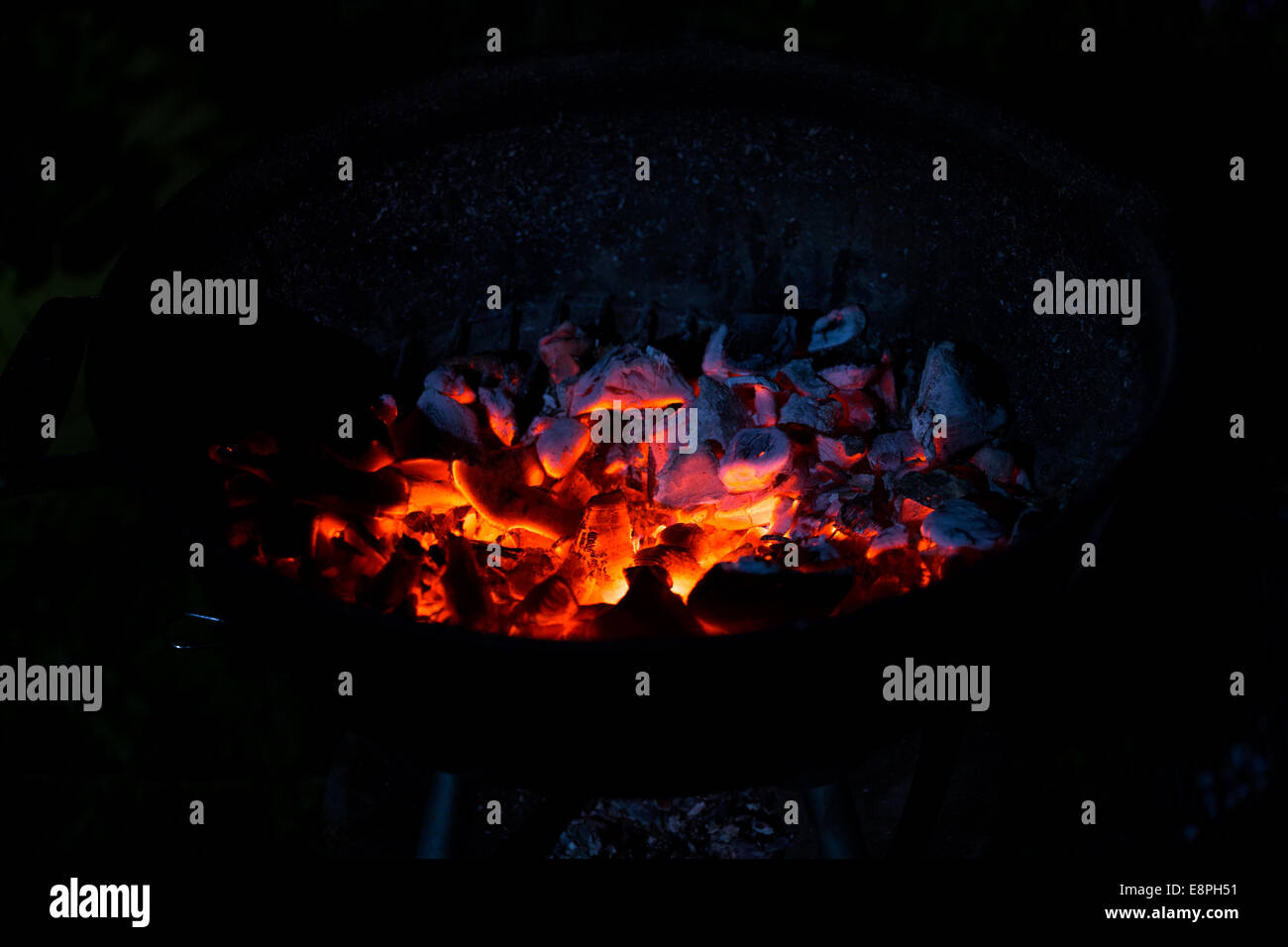 Le charbon de bois brûlant dans l'obscurité, à l'extérieur Banque D'Images