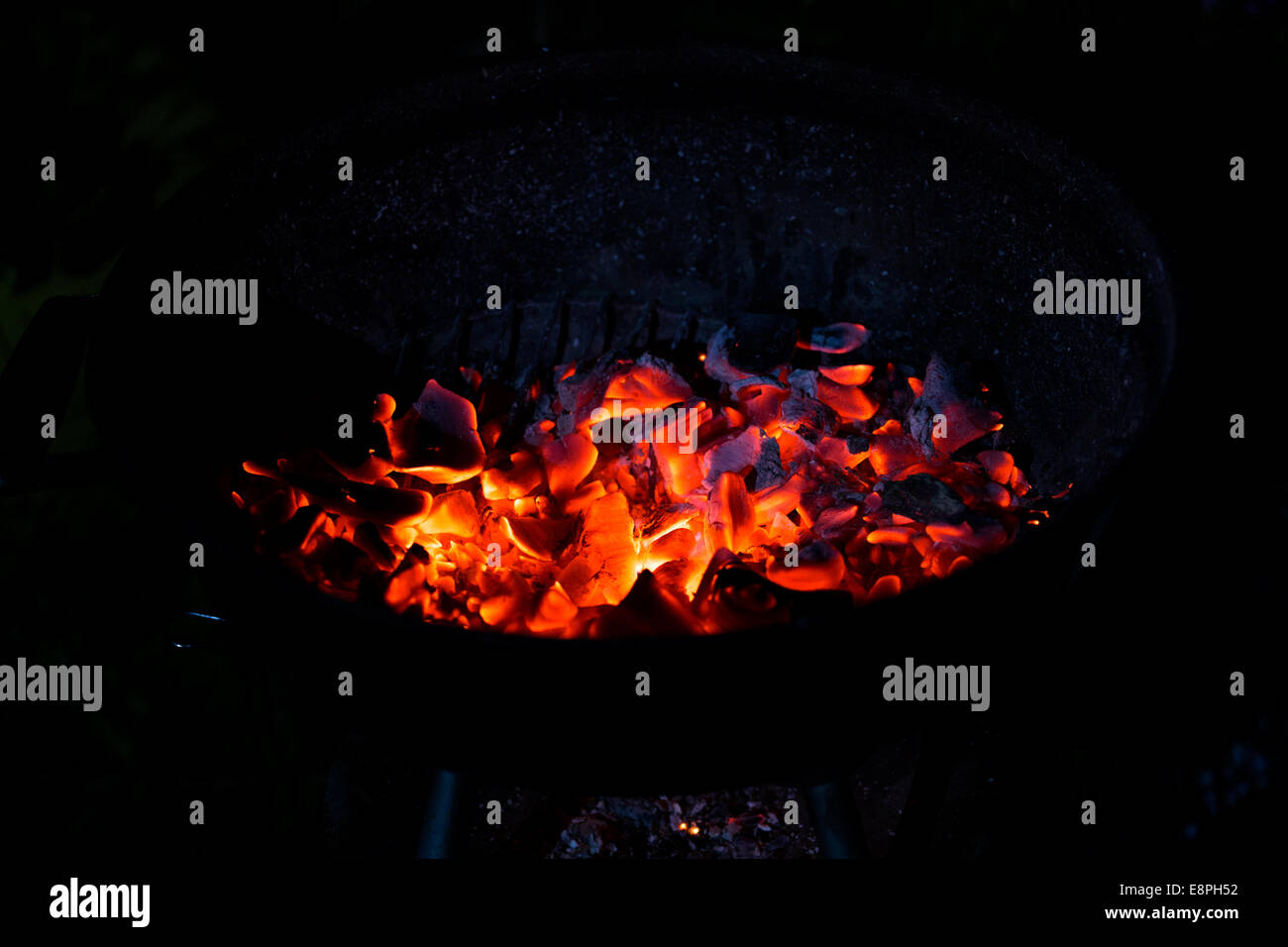 Le charbon de bois brûlant dans l'obscurité, à l'extérieur Banque D'Images