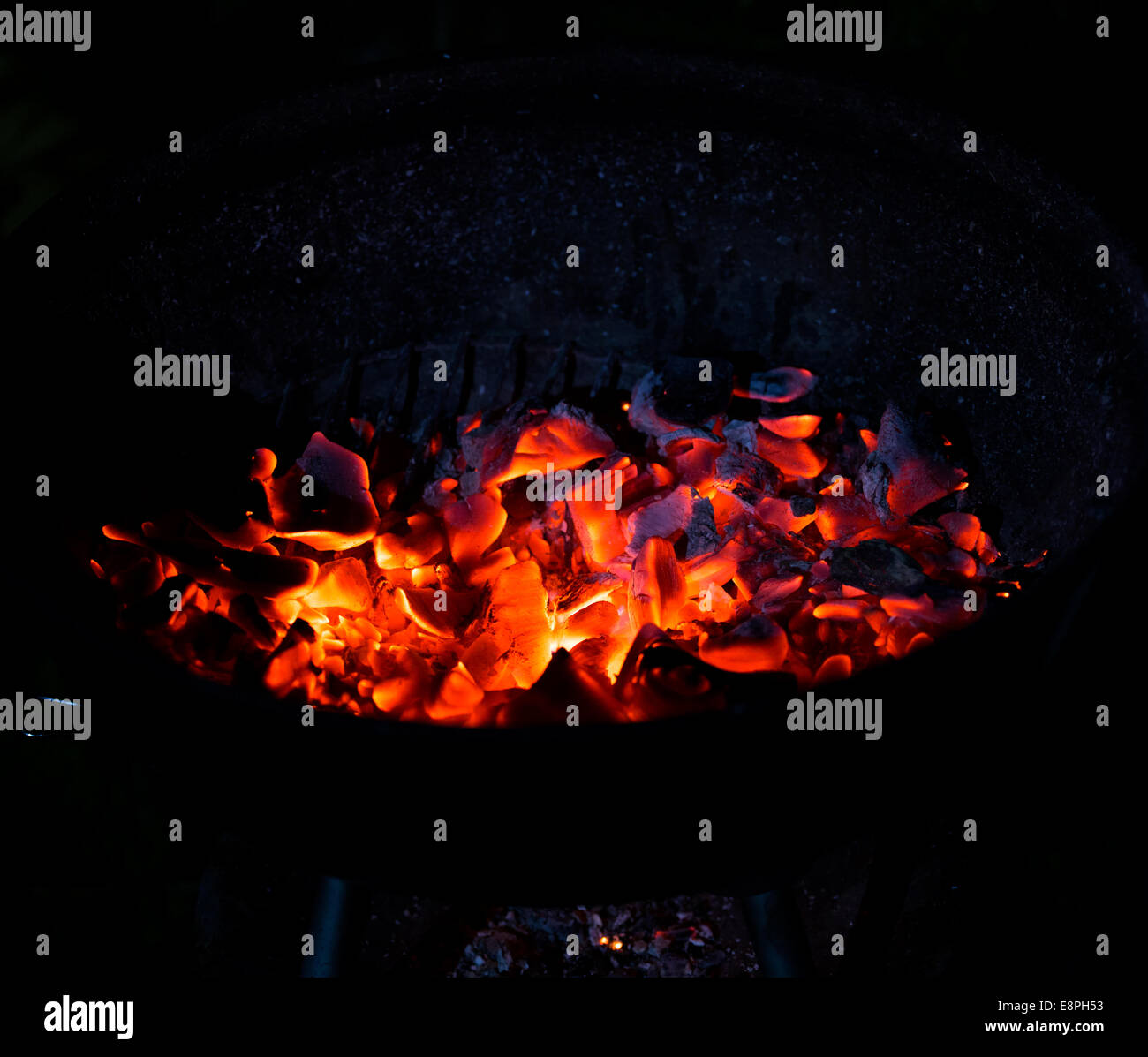 Le charbon de bois brûlant dans l'obscurité, à l'extérieur Banque D'Images