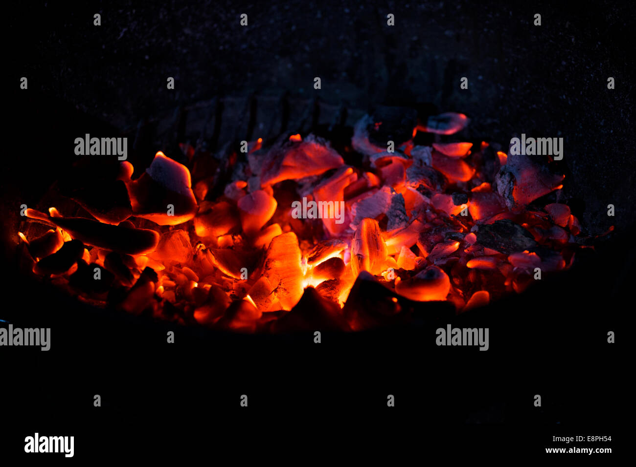 Le charbon de bois brûlant dans l'obscurité, à l'extérieur Banque D'Images