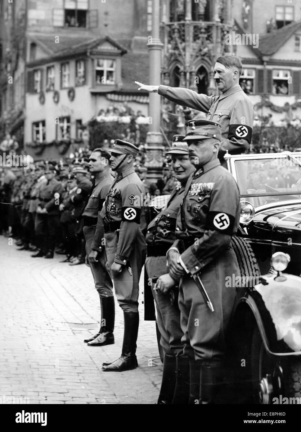 Rallye de Nuremberg 1937 à Nuremberg, Allemagne - Adolf Hitler passe en revue un défilé de la Sturmabteilung (sa) sur la place Adolf-Hitler (Hauptmarkt). Devant Hitler, de gauche à droite, le ministre Reich Rudolf Hess, le chef d'état-major de l'AS Viktor Lutze, le ministre Reich Hermann Goering et le fonctionnaire de l'sa Franz von Pfeffer. (Défauts de qualité dus à la copie historique de l'image) Fotoarchiv für Zeitgeschichtee - PAS DE SERVICE DE FIL - Banque D'Images