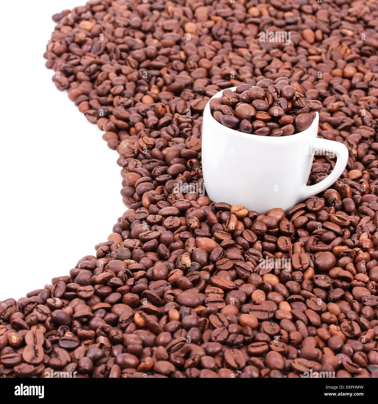 Tasse blanche avec des grains de café, closeup Banque D'Images