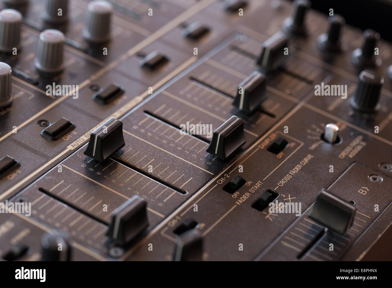 Table de mixage DJ avec les boutons et les curseurs, closeup Banque D'Images