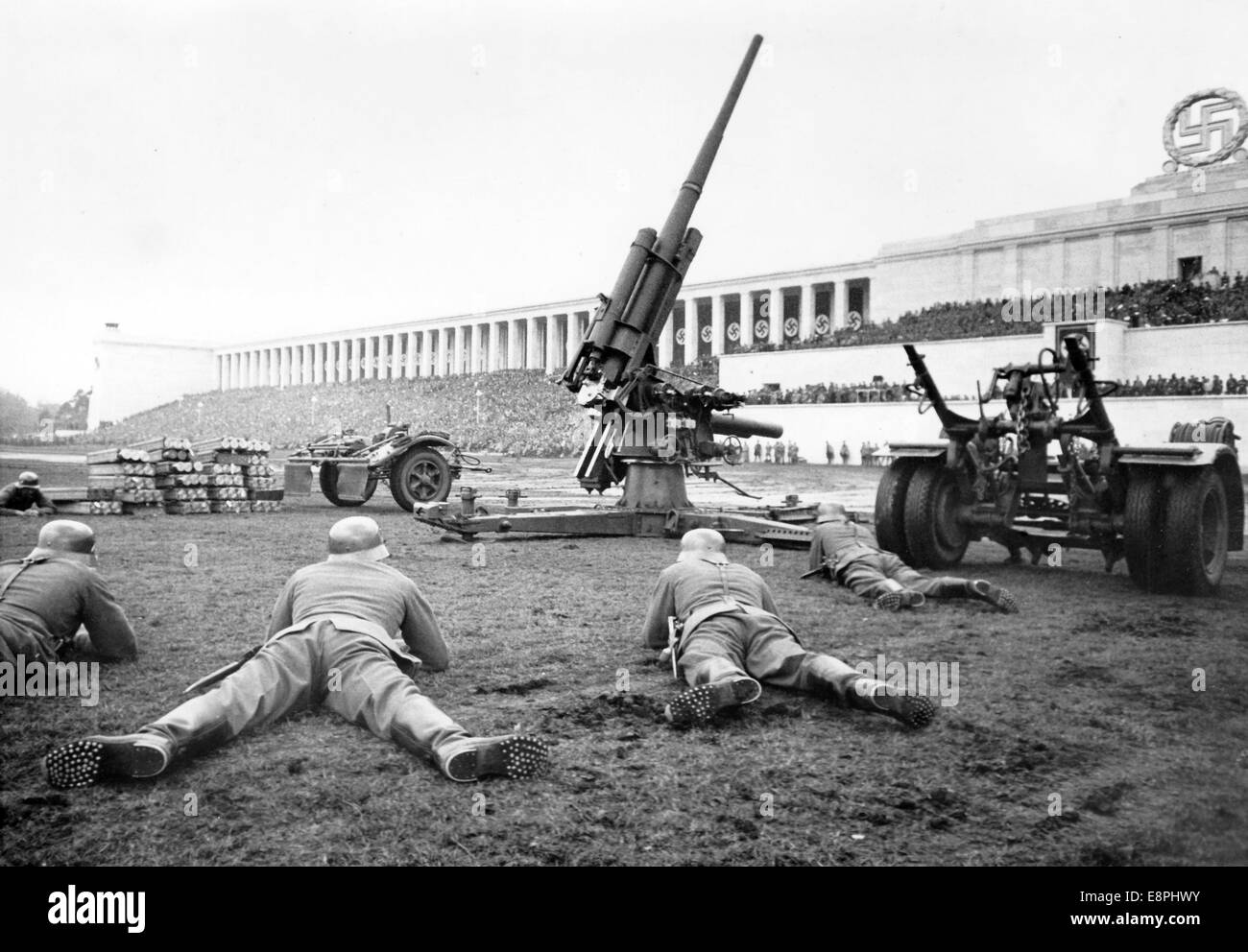 Rallye de Nuremberg à Nuremberg, Allemagne - lieux de rassemblement du parti nazi - Affichage de la Wehrmacht allemande sur Zeppelin Field, ici une unité antichar. (Défauts de qualité dus à la copie historique de l'image) Fotoarchiv für Zeitgeschichtee - PAS DE SERVICE DE FIL - Banque D'Images