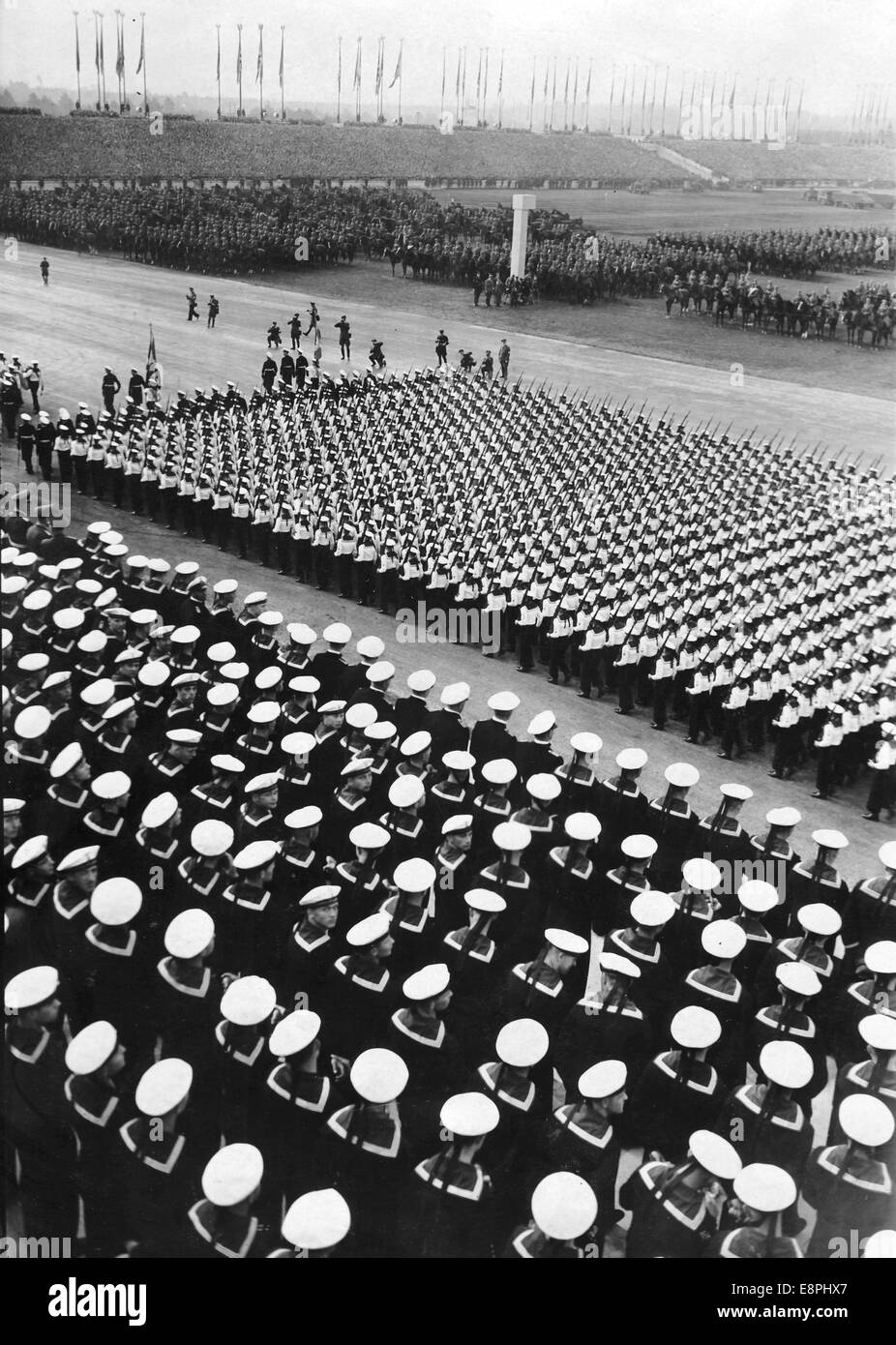 Rallye de Nuremberg à Nuremberg, Allemagne - lieux de rassemblement du parti nazi - formation de parade de la Wehrmacht allemande (forces armées) sur le champ de Zeppelin. (Défauts de qualité dus à la copie historique de l'image) Fotoarchiv für Zeitgeschichtee - PAS DE SERVICE DE FIL - Banque D'Images